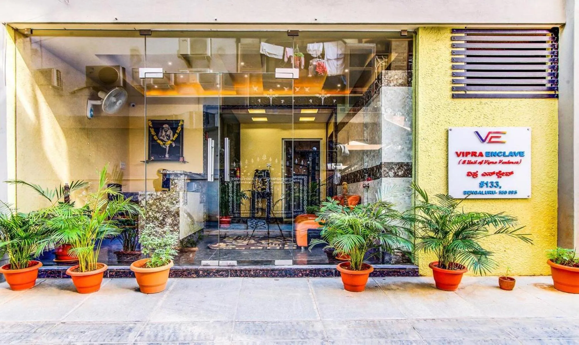 Facade/entrance in Via Emara Boutique