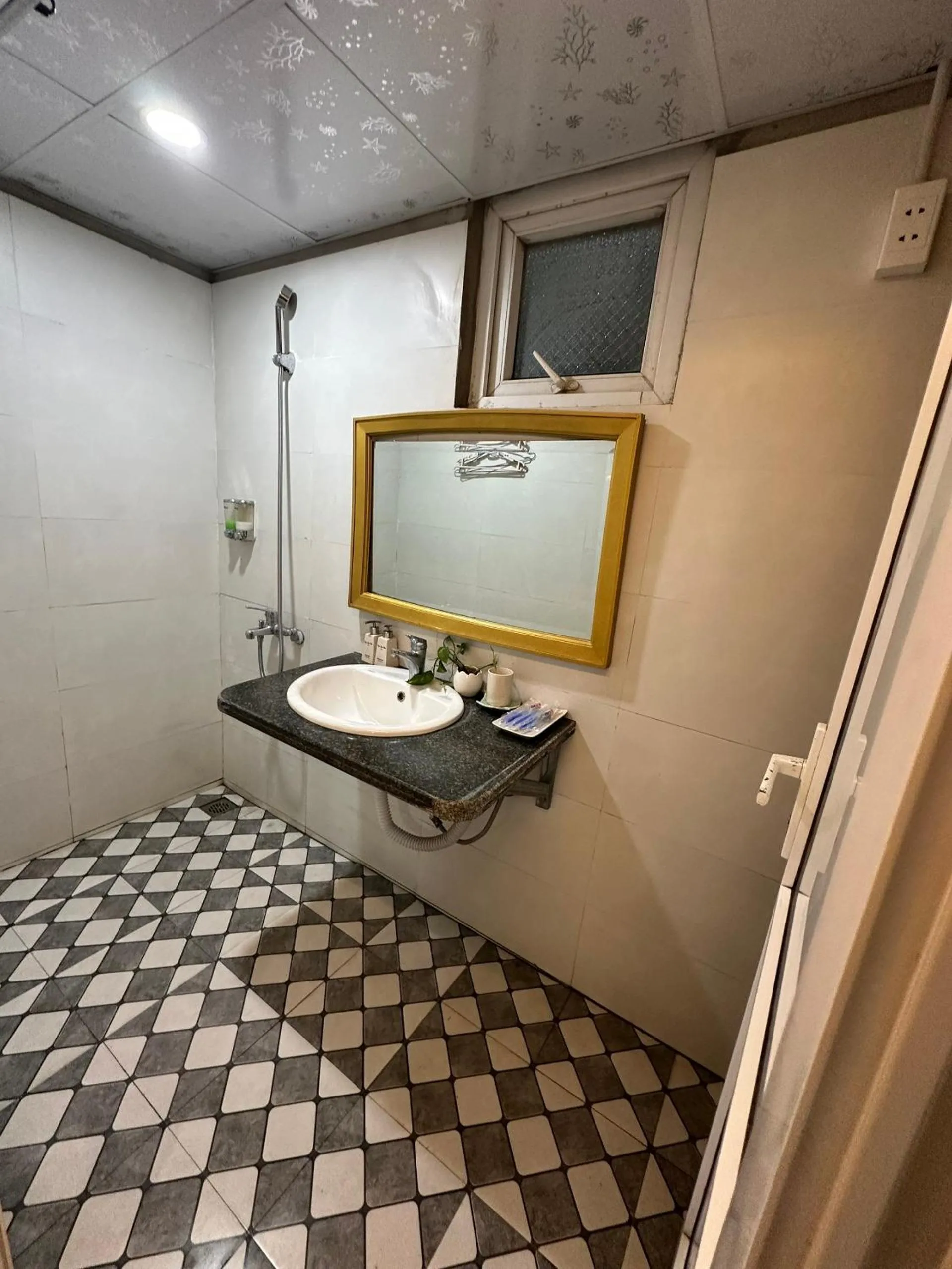 Shower in Ngoc Linh Villas