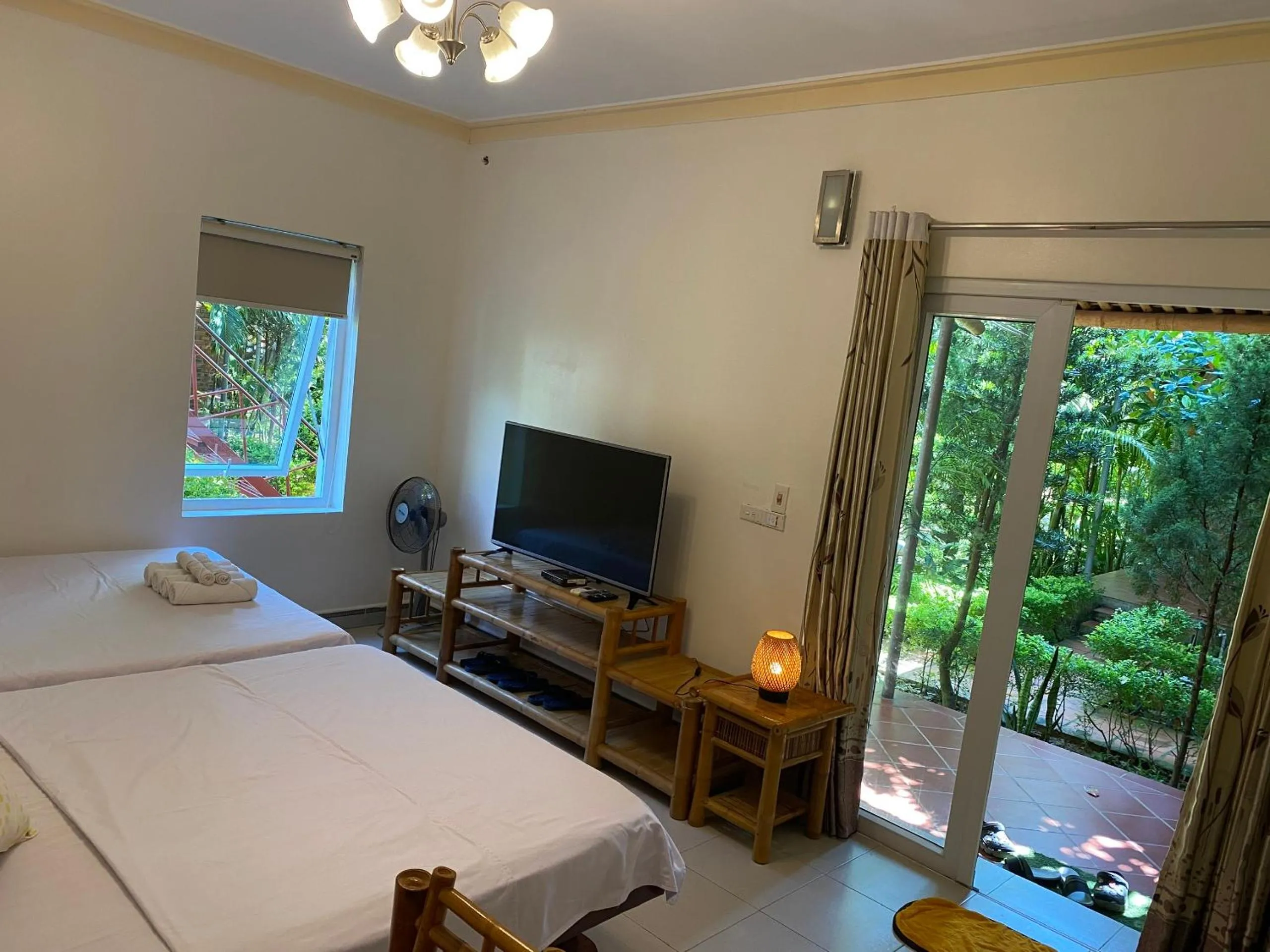 Communal lounge/ TV room, Bed in Ngoc Linh Villas