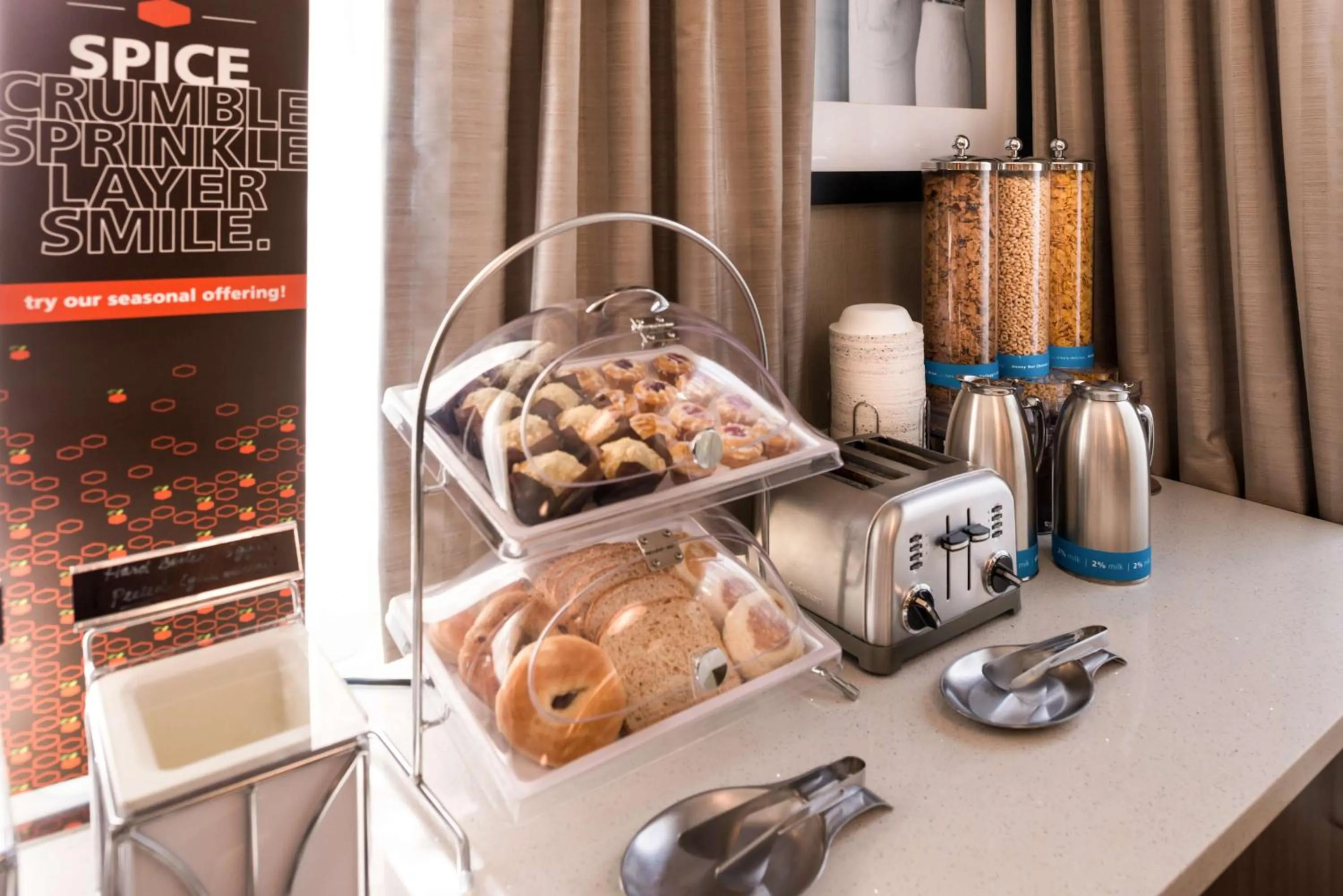 Dining area in Hampton Inn Los Angeles-West Covina