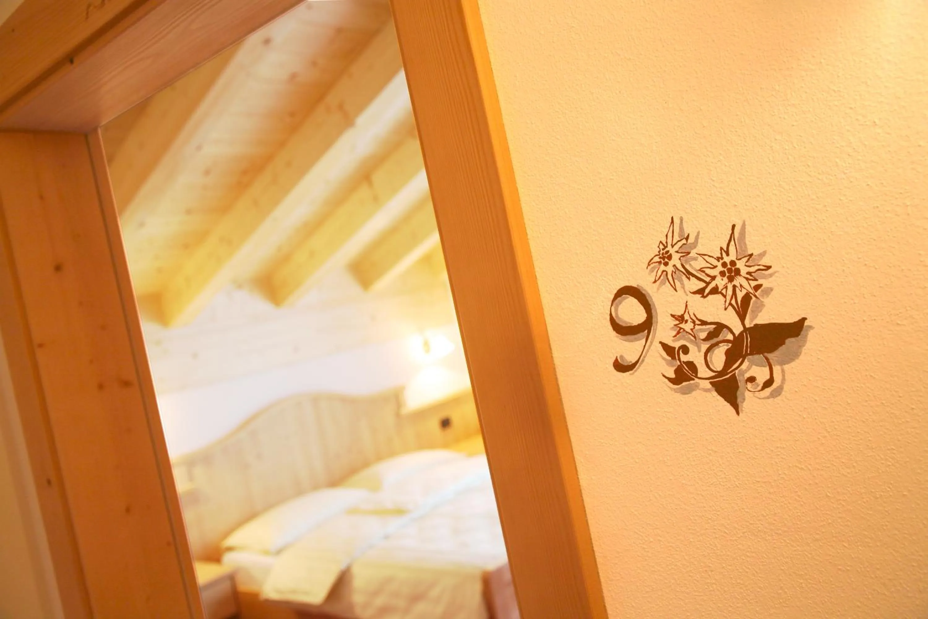 Decorative detail, Bed in Garnì Prà Fiorì