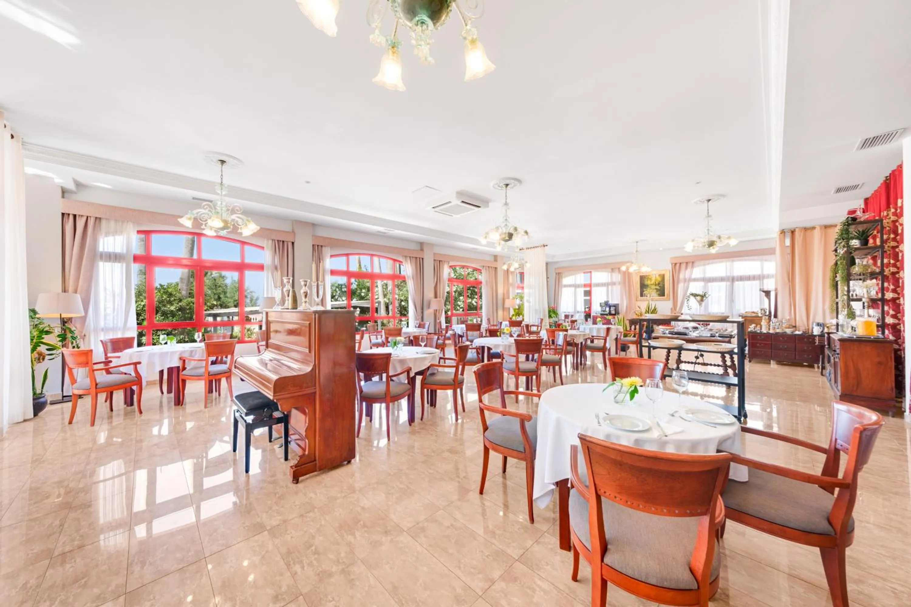 Restaurant/places to eat in Hotel Ciutat Jardi