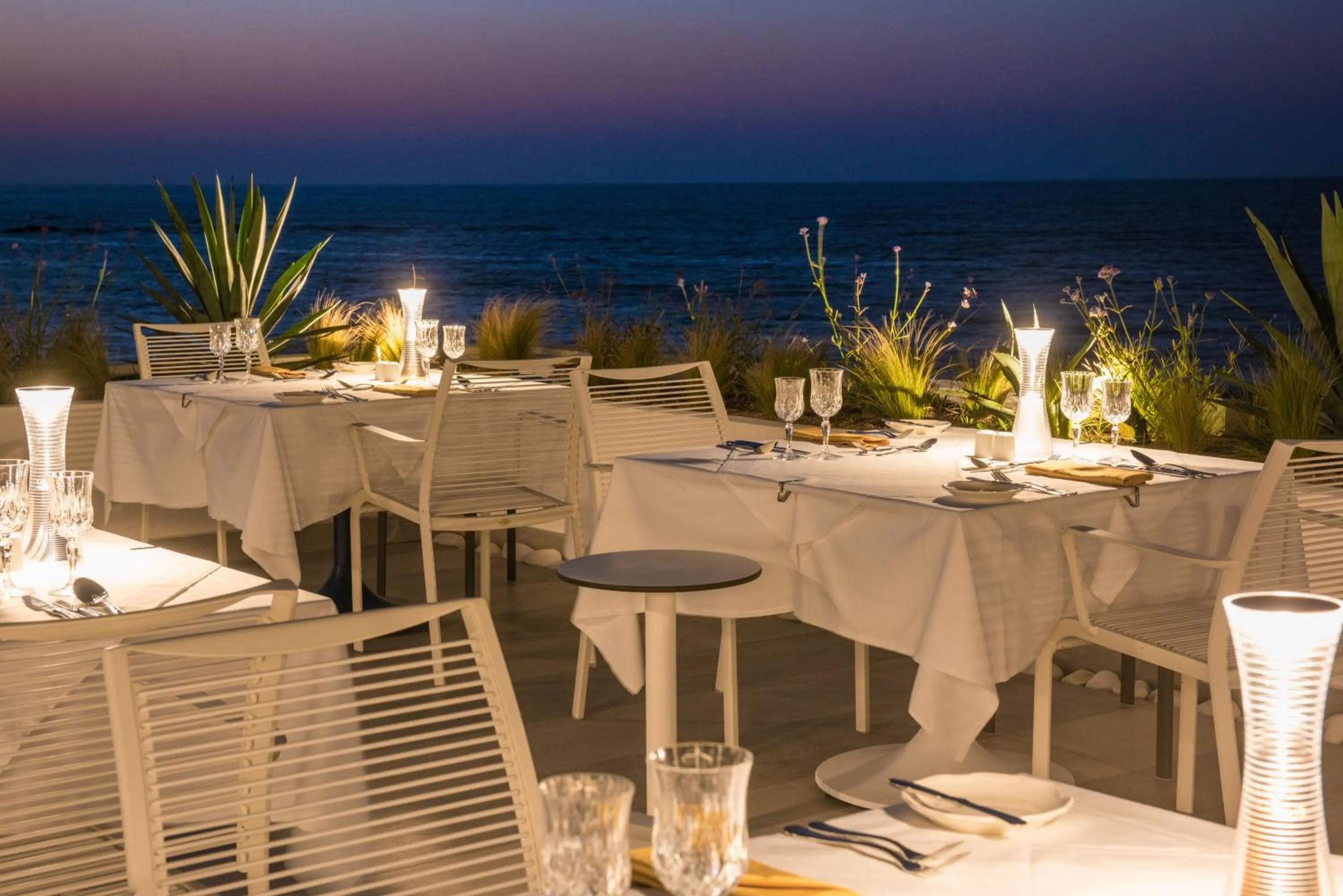 Restaurant/places to eat in I Resort Beach Hotel & Spa