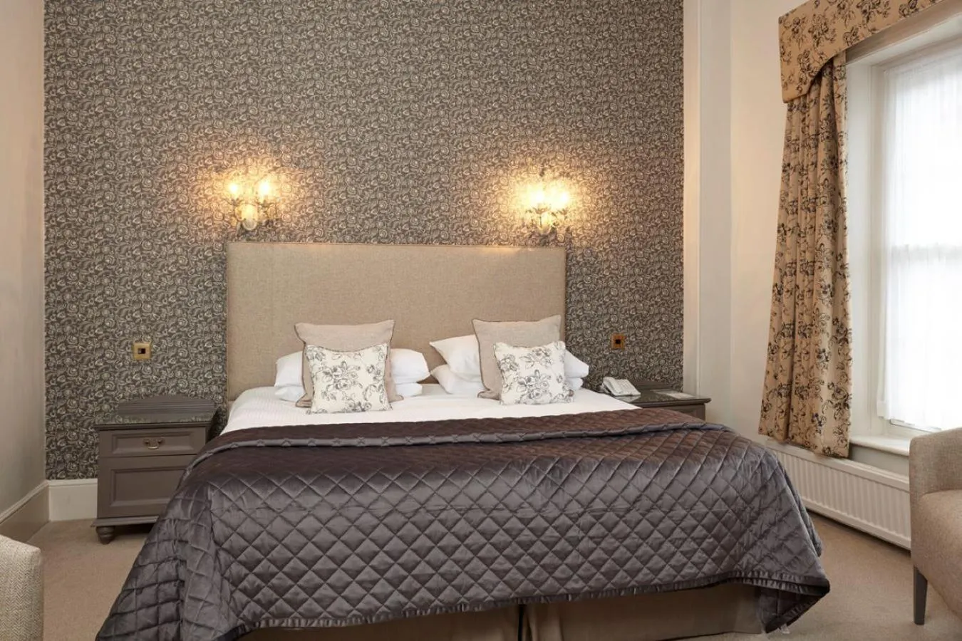 Bedroom, Bed in The Royal Hotel