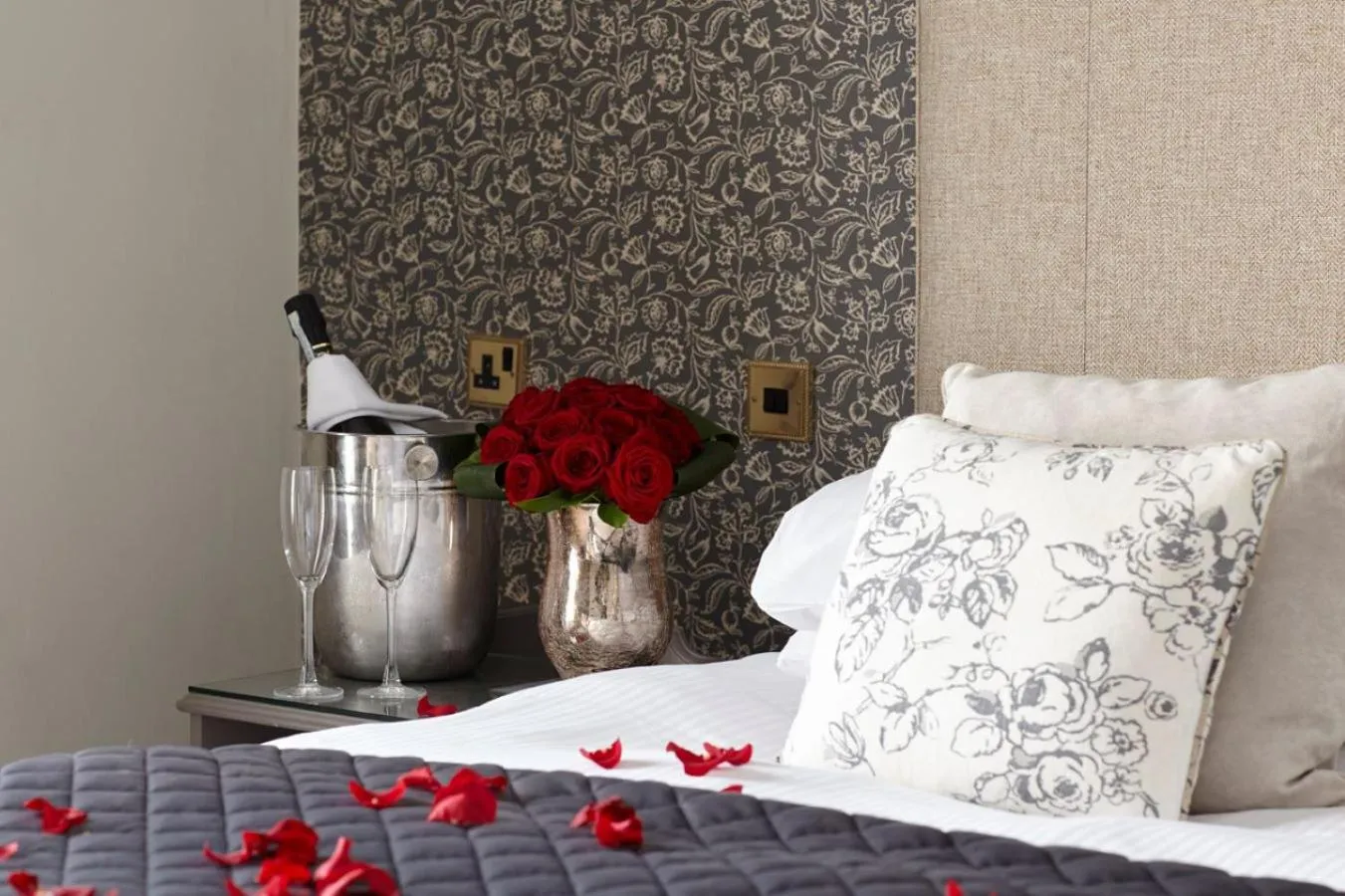 Bedroom, Bed in The Royal Hotel