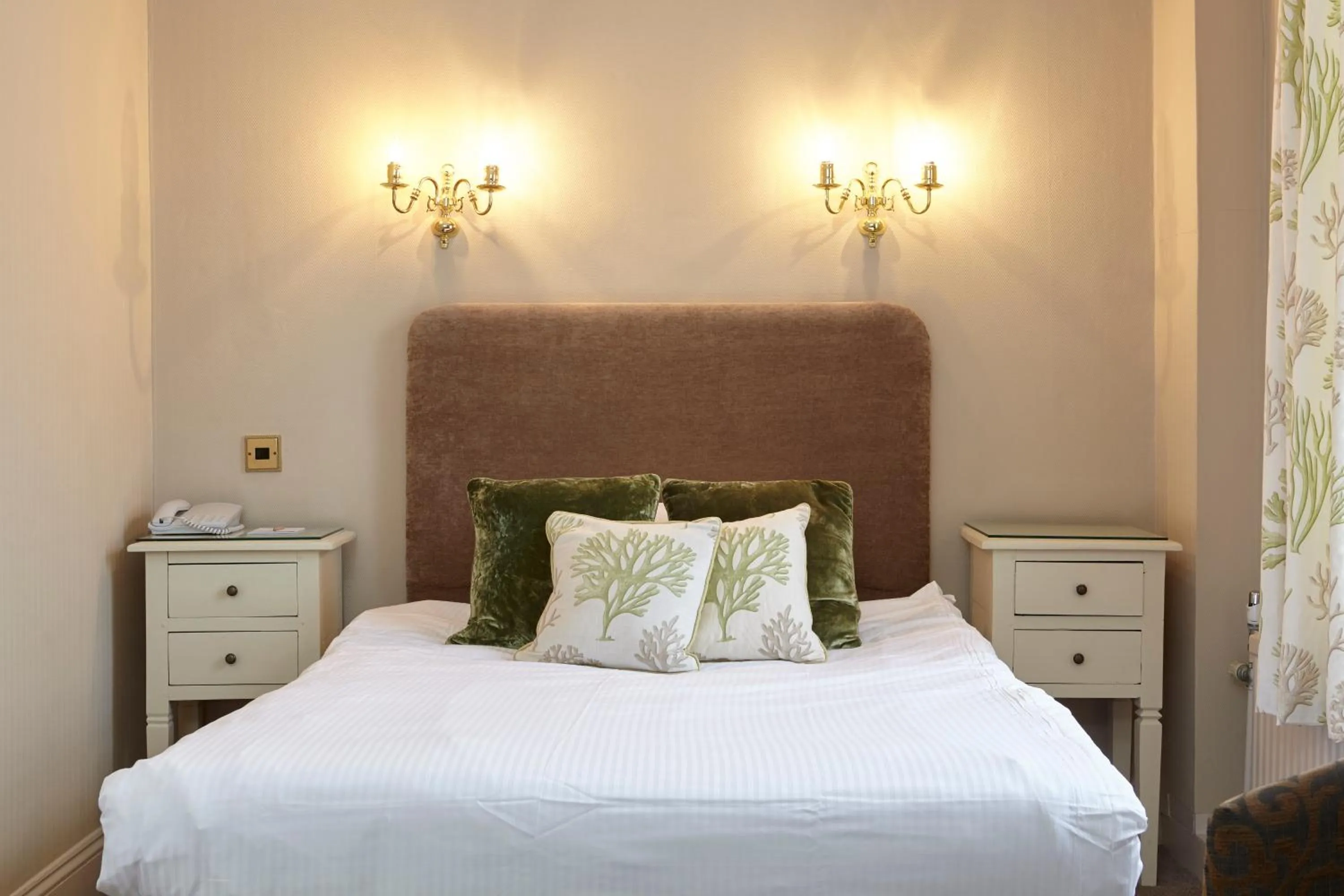 Bedroom, Bed in The Royal Hotel