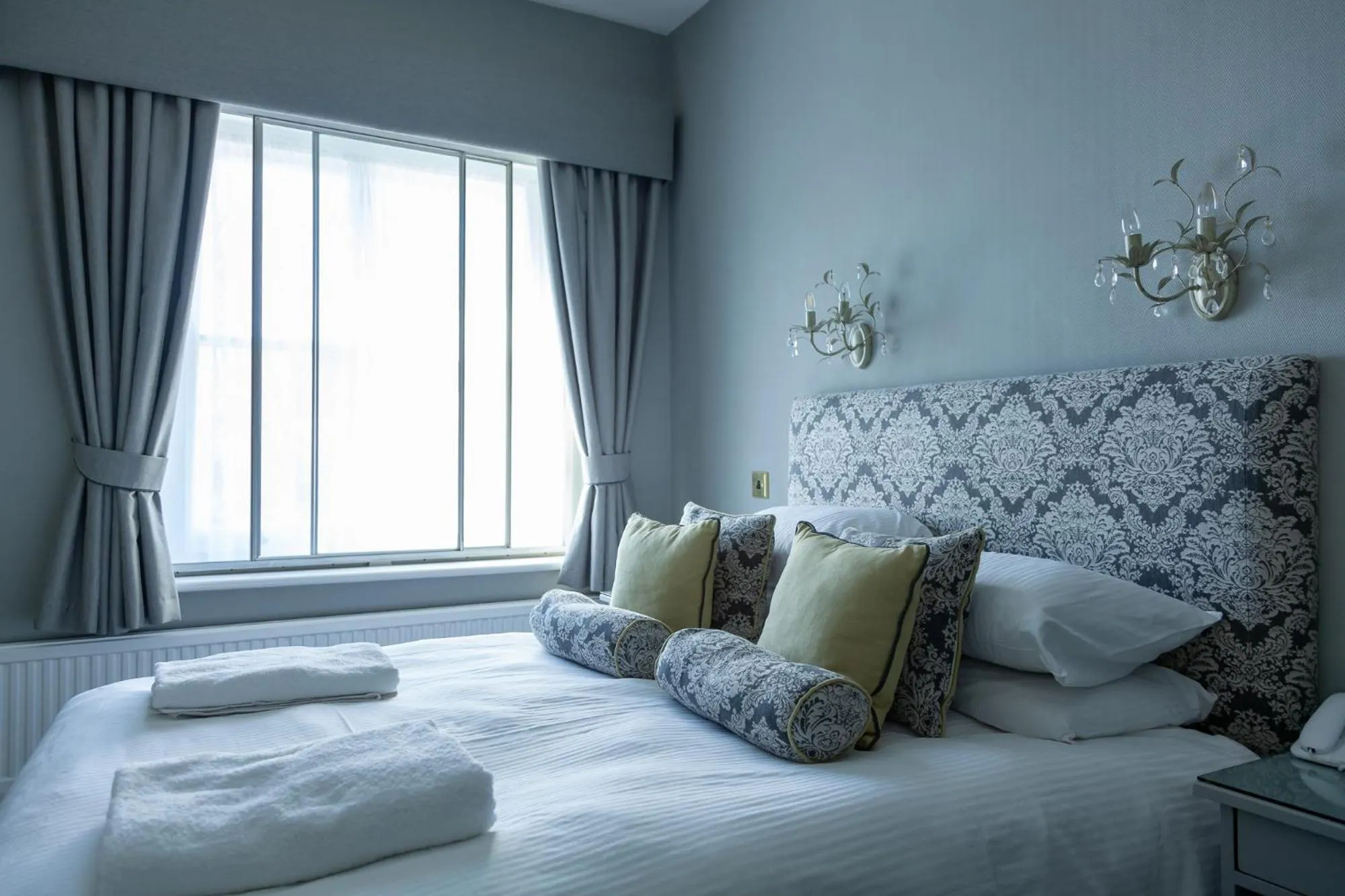 Bedroom, Bed in The Royal Hotel