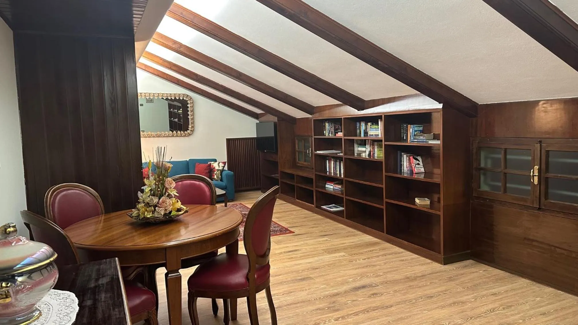 Library in Hotel Roma