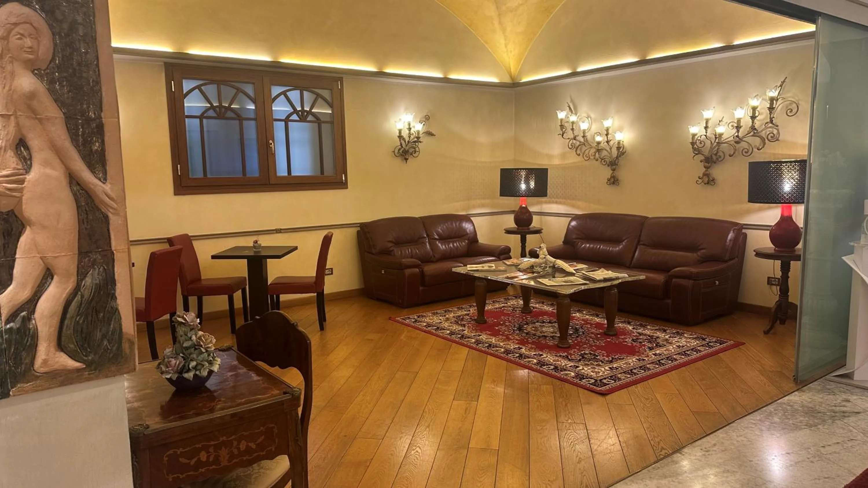 Restaurant/places to eat in Hotel Roma