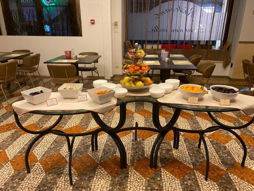 Restaurant/places to eat in Hotel Roma