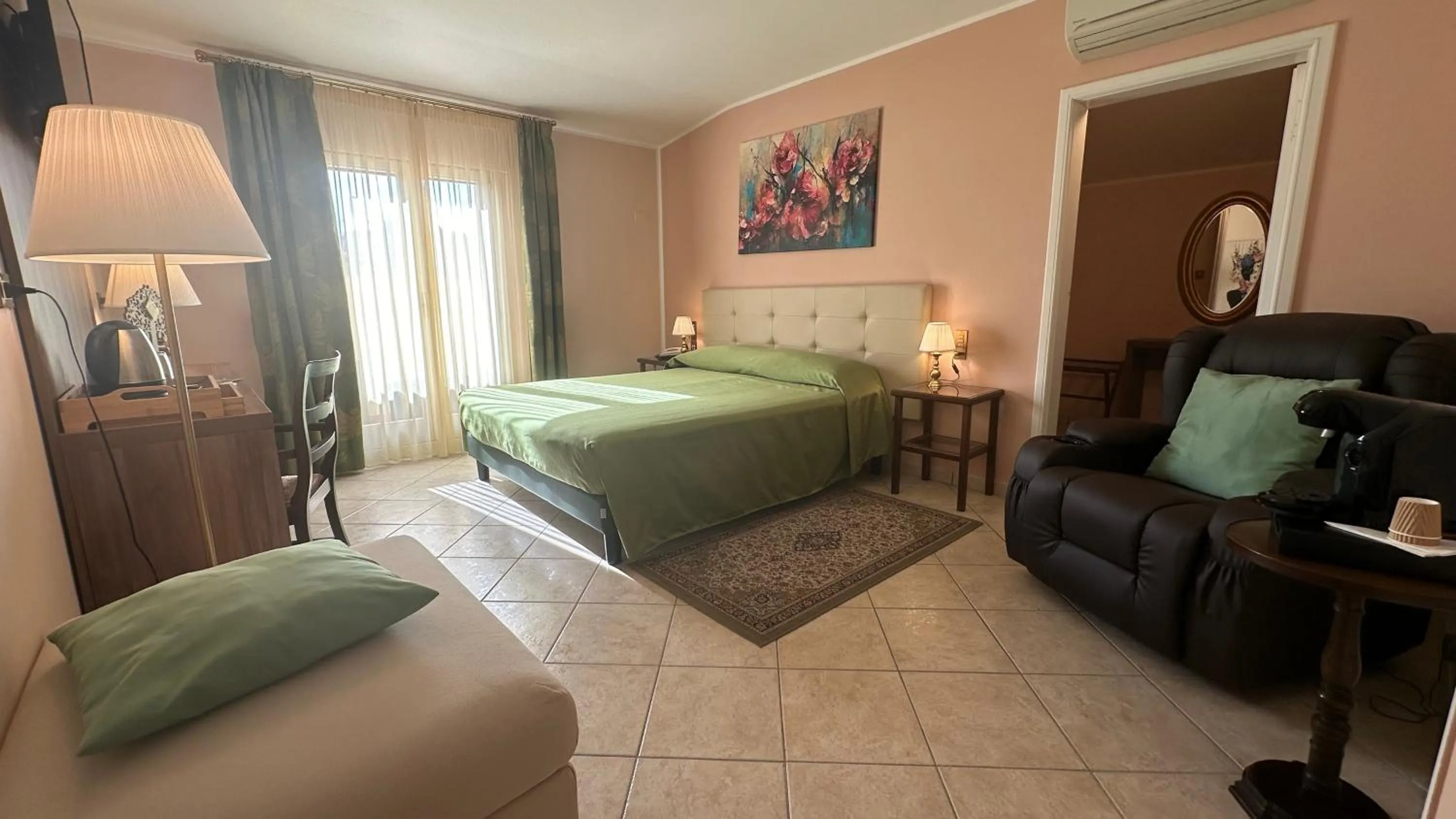 Property building, Bed in Hotel Roma