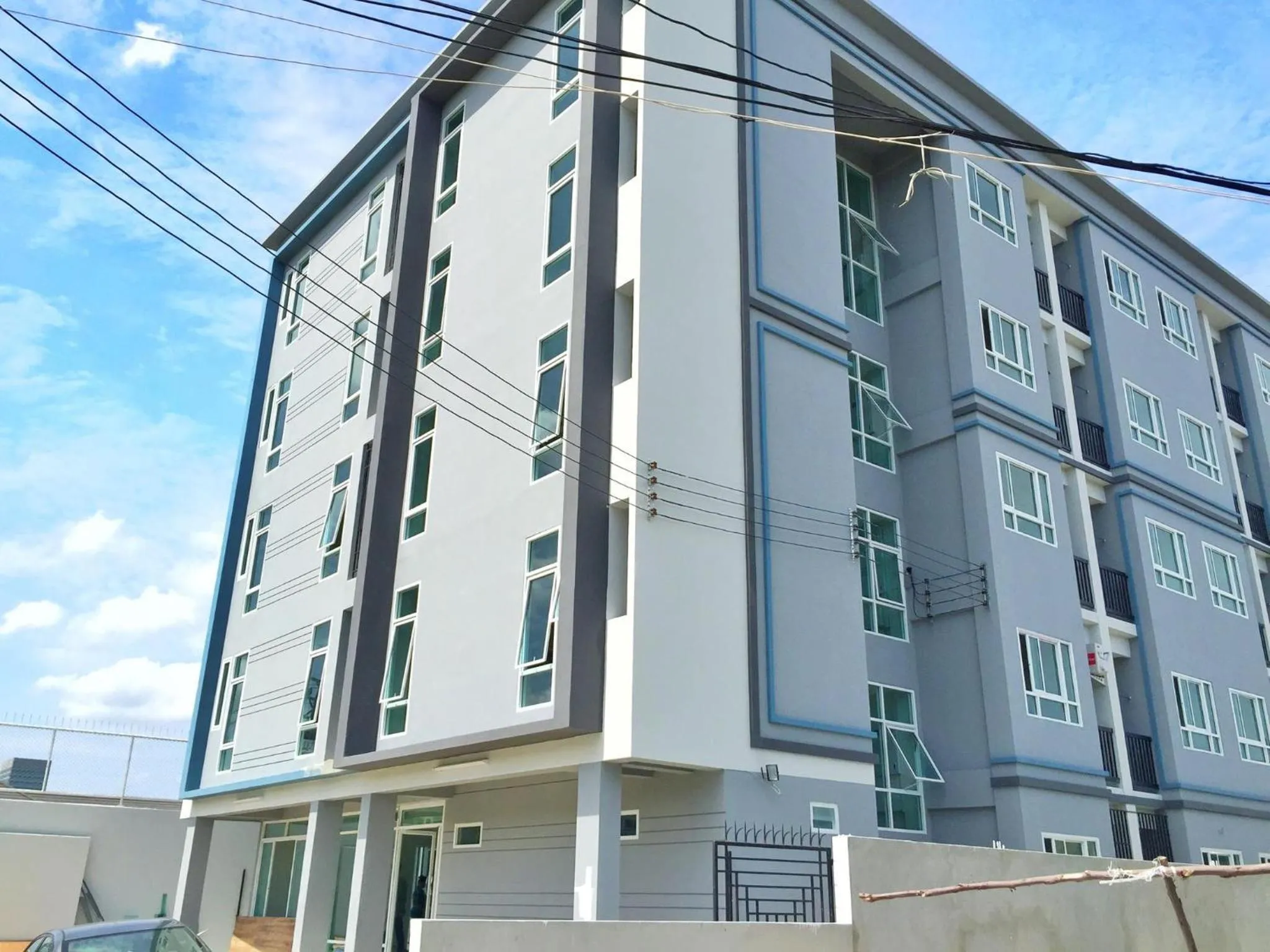 Facade/entrance in NW Apartment Lasalle 59