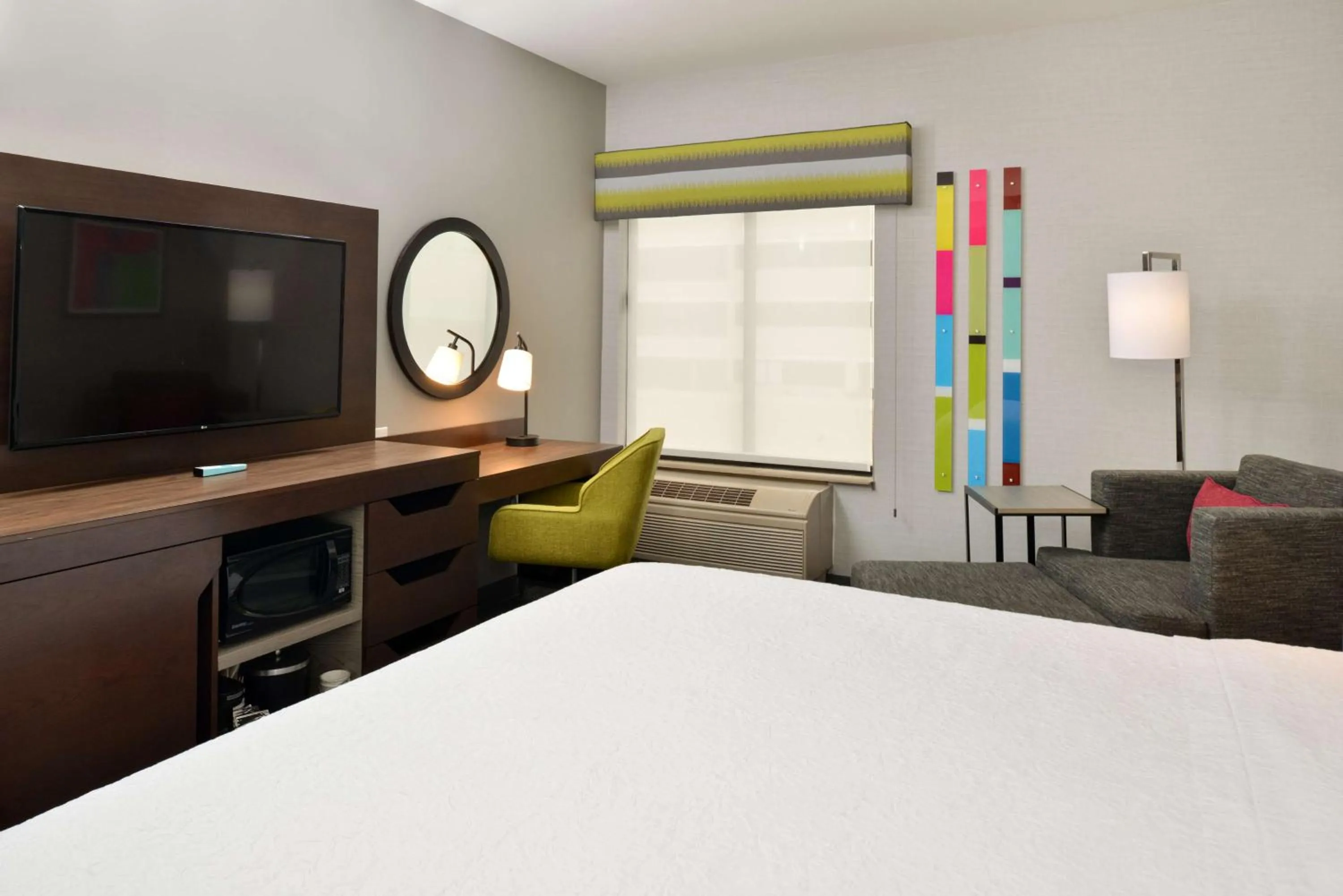 Bedroom, Bed in Hampton Inn San Francisco - Daly City