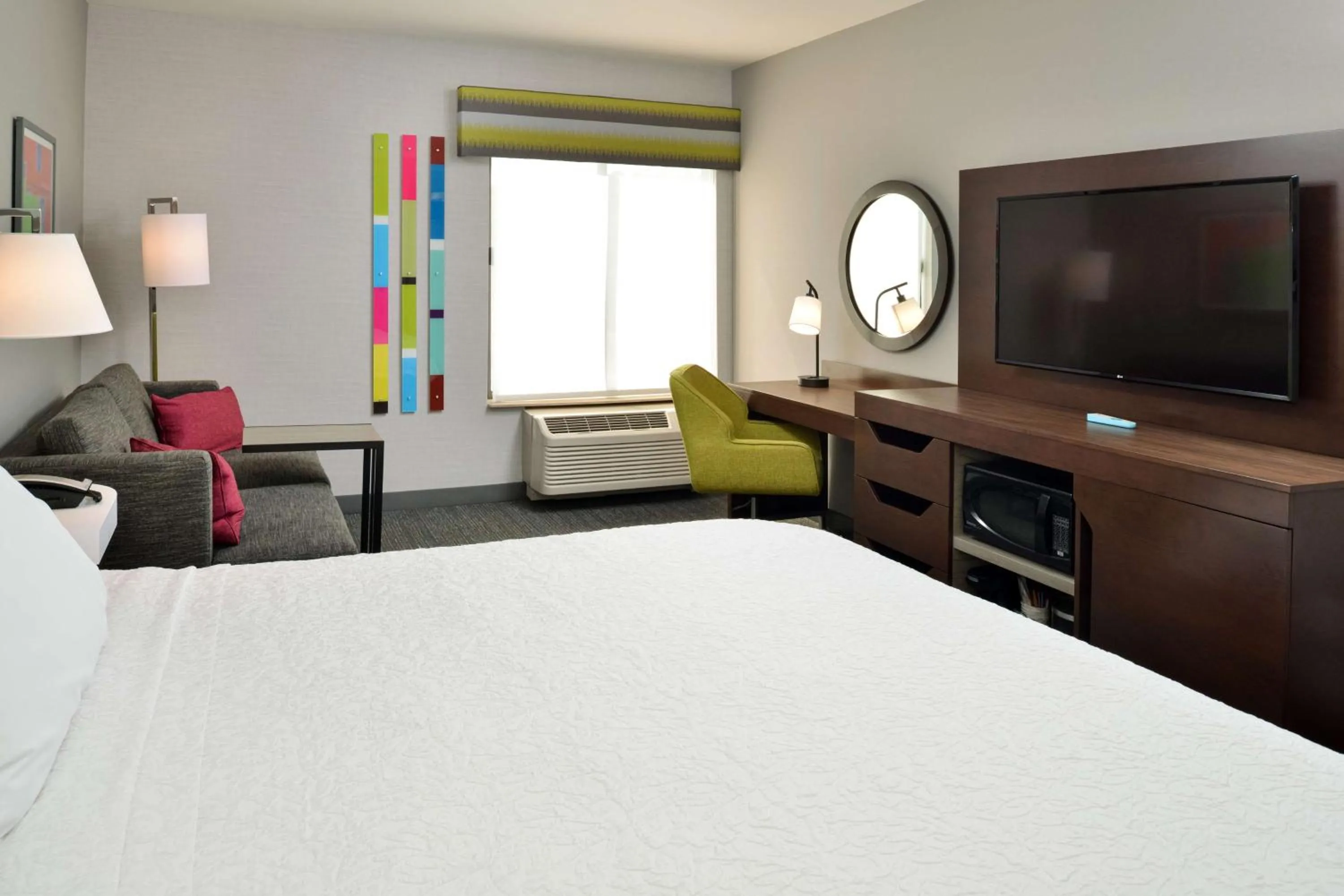 Bedroom, Bed in Hampton Inn San Francisco - Daly City