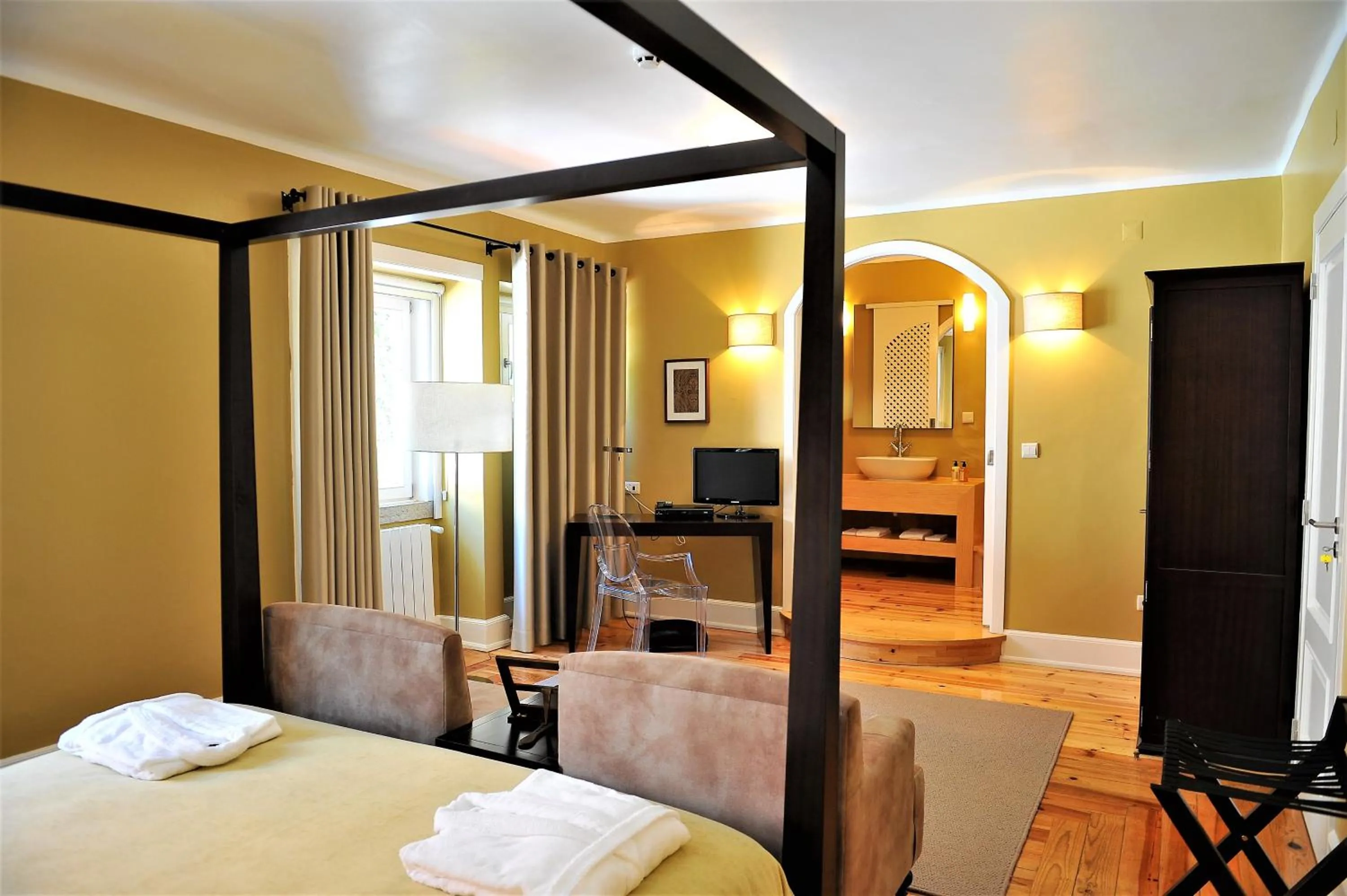 Photo of the whole room, Bed in Quinta da Palmeira - Country House Retreat & Spa