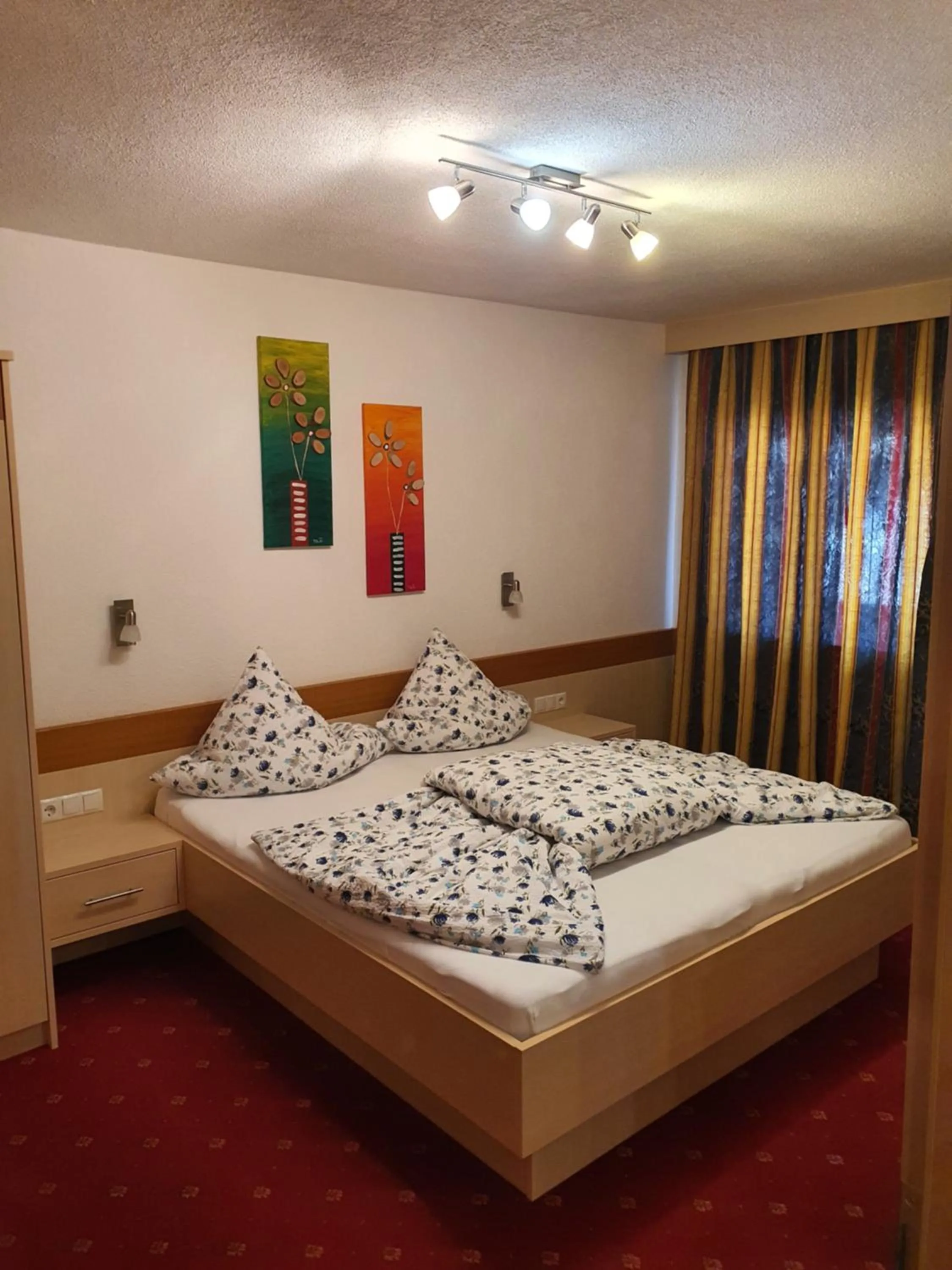 Photo of the whole room, Bed in Apart Felsenhof