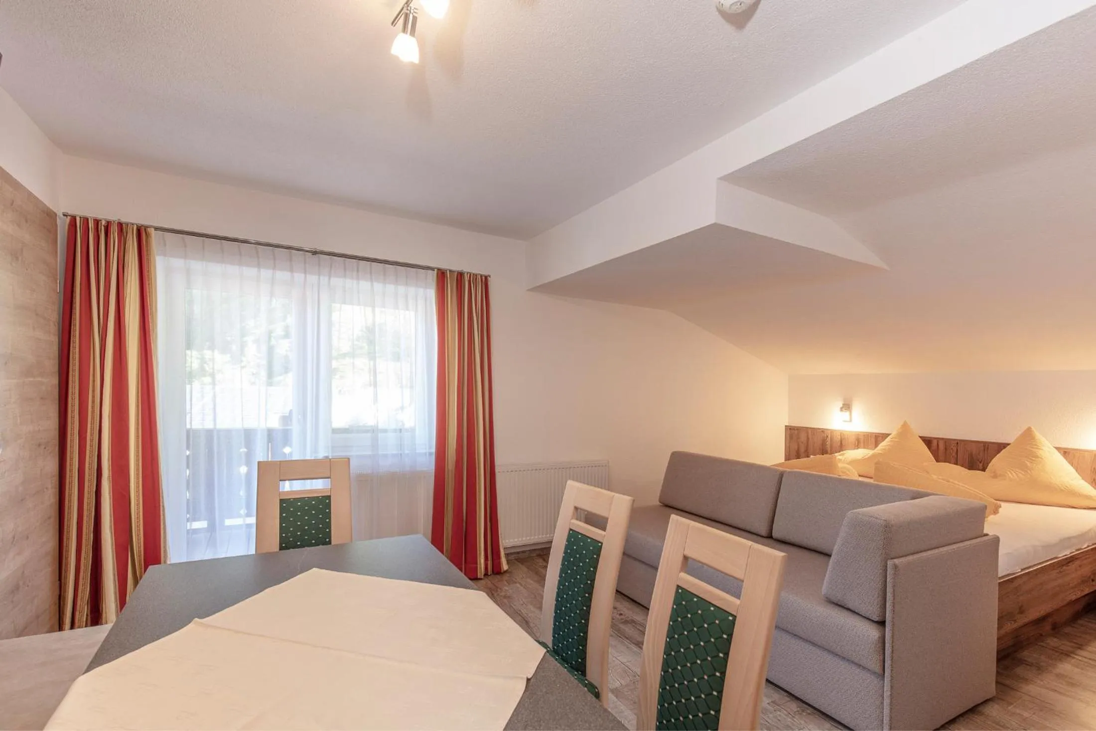 Dining area, Bed in Apart Felsenhof