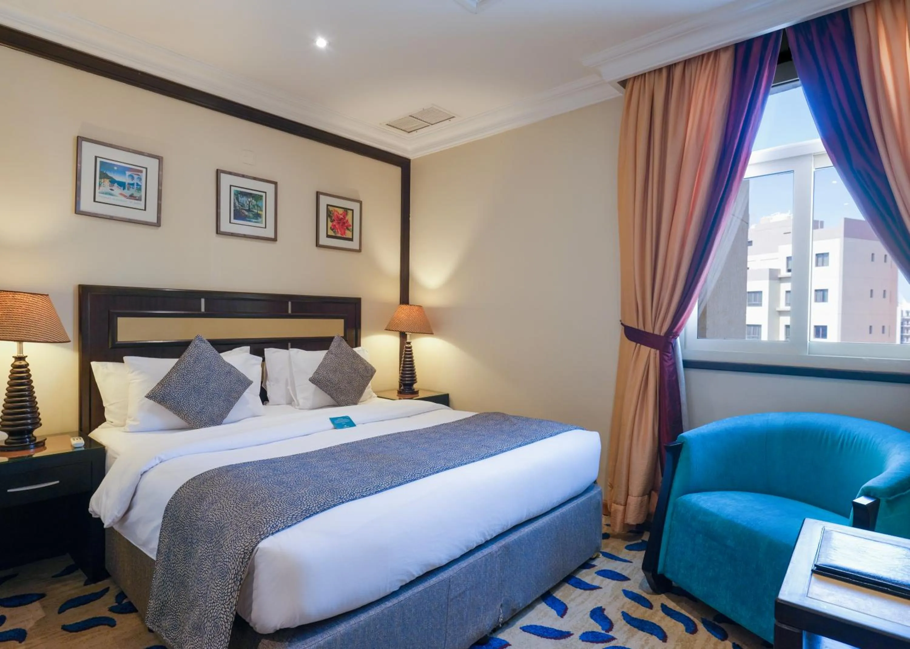 Bedroom, Bed in Boudl Salmiya, Kuwait - بودل السالمية الكويت