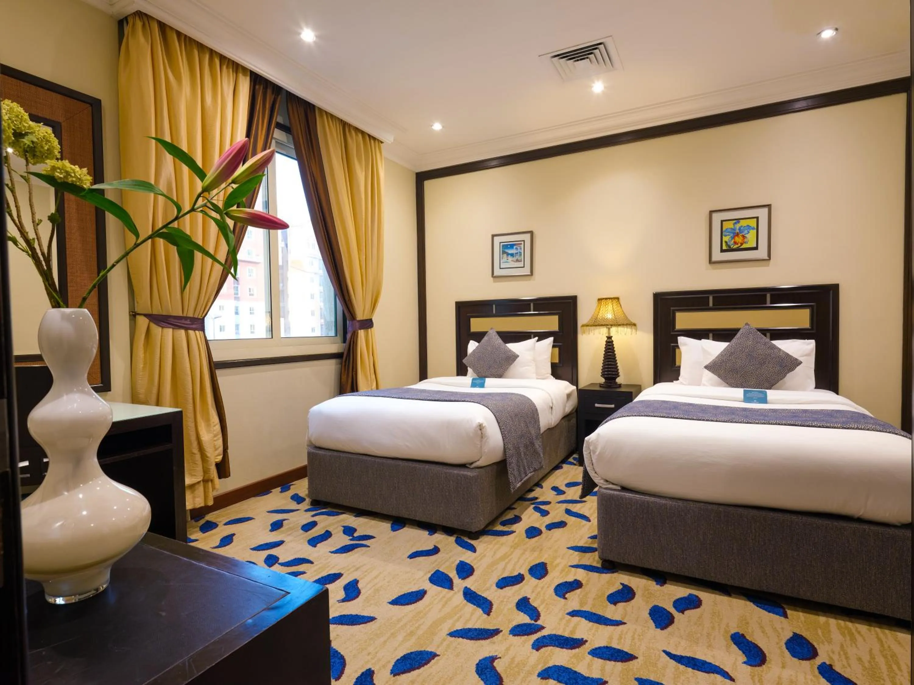 Bedroom, Bed in Boudl Salmiya, Kuwait - بودل السالمية الكويت