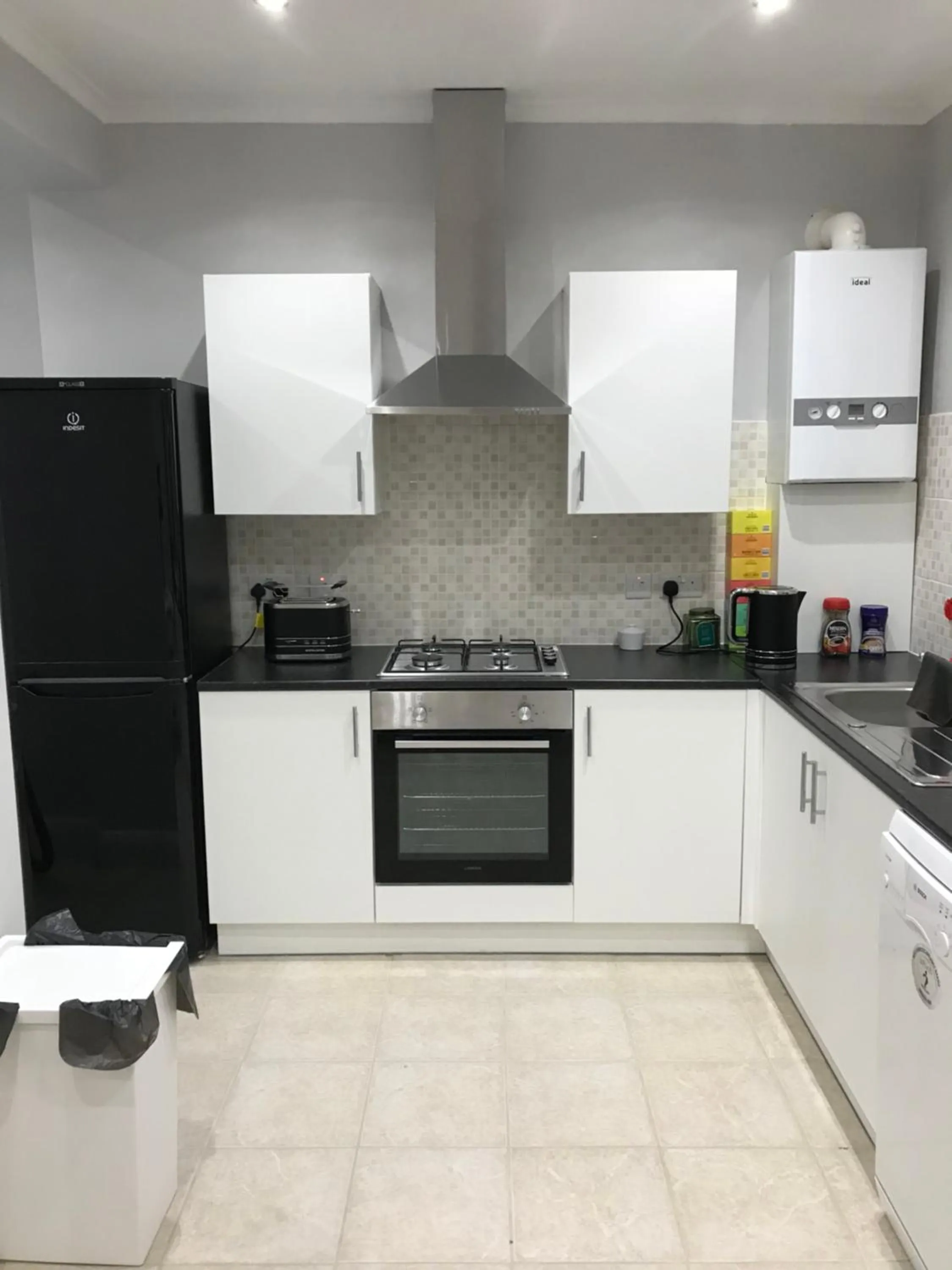 Communal kitchen in Streatham Common Bed & Breakfast