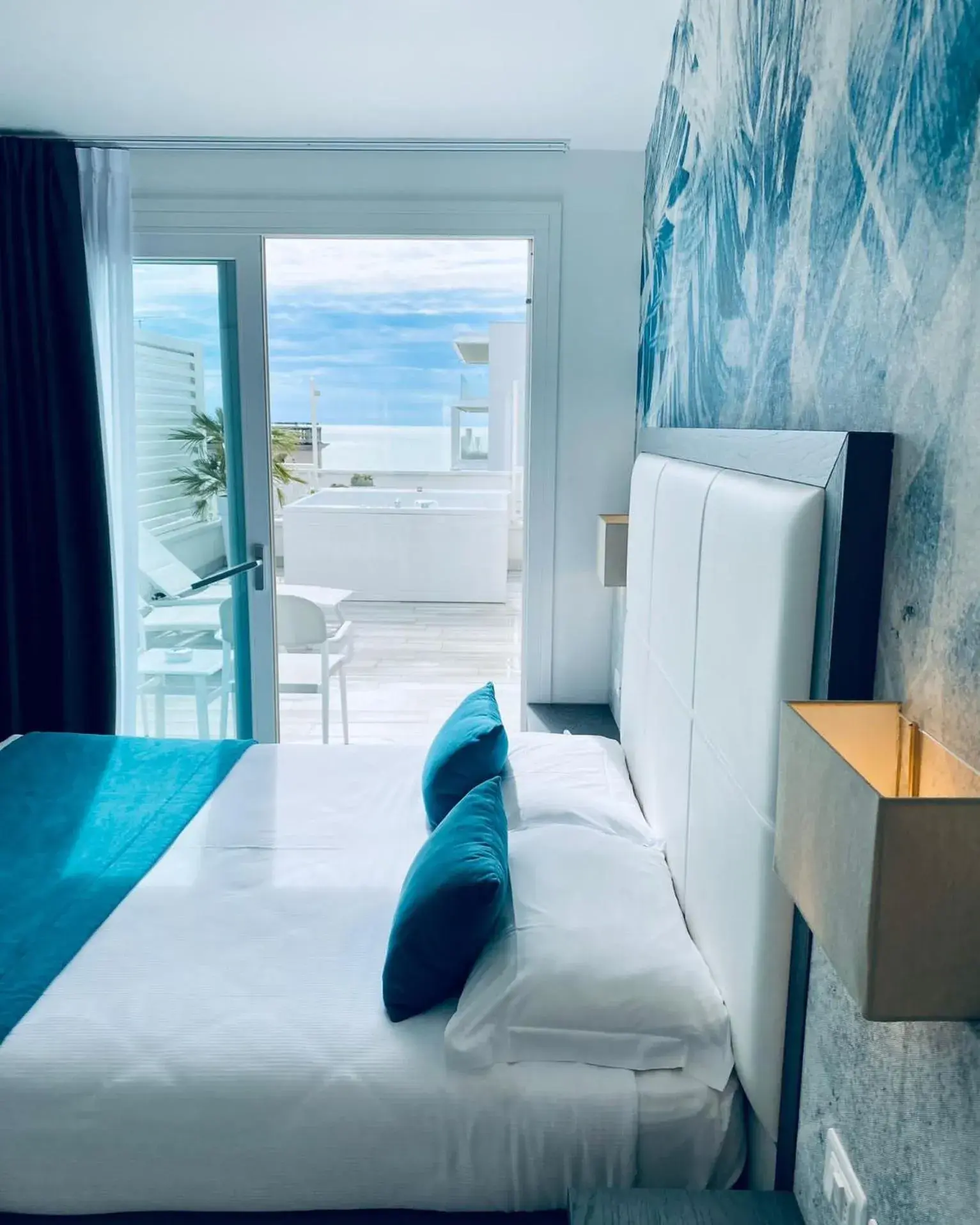 Deluxe Quadruple Room with Terrace and External Jacuzzi in Hotel Greif Deluxe Quadruple Room with Terrace and External Jacuzzi in Hotel Greif