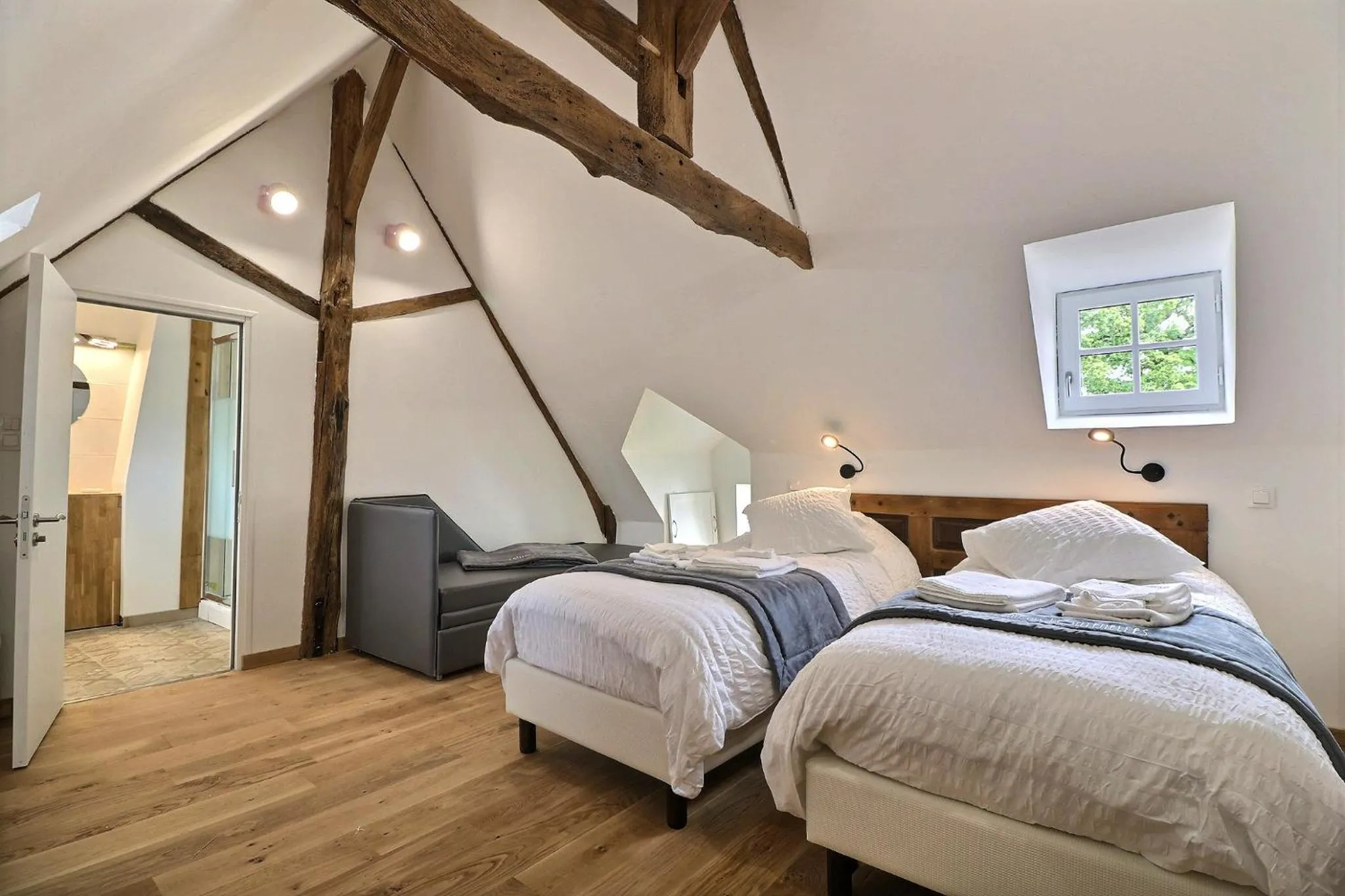 Photo of the whole room, Bed in Chateau des Fontenelles