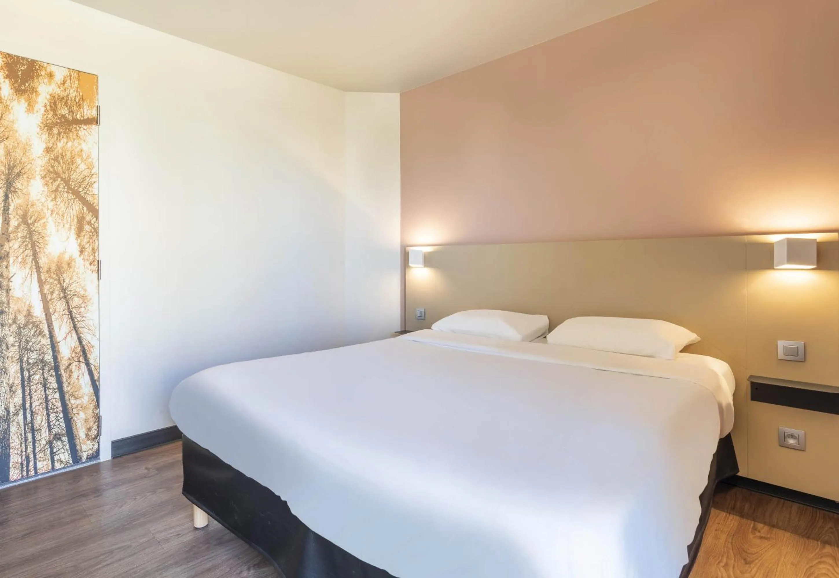 Bedroom, Bed in B&B HOTEL Marseille Centre La Timone