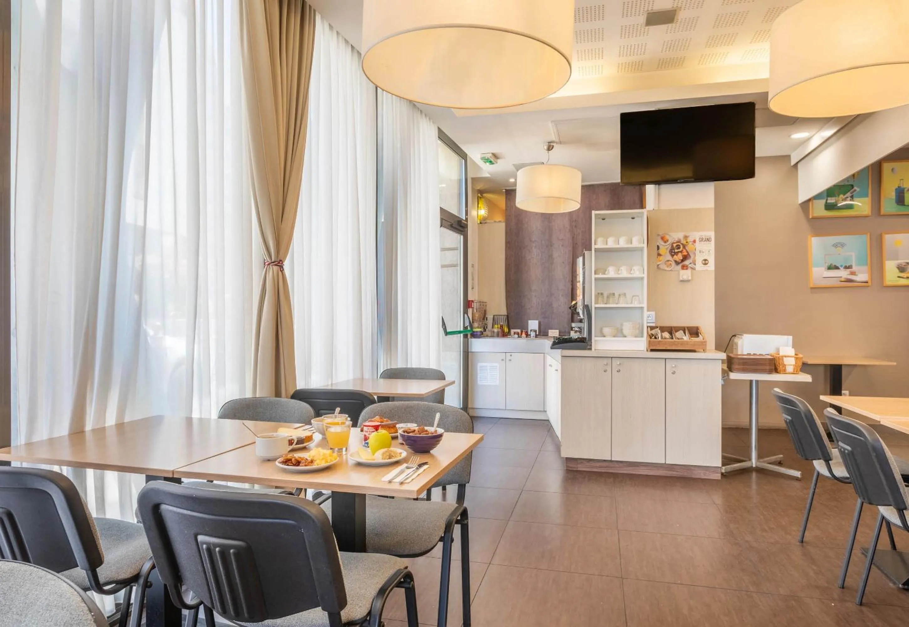 Restaurant/places to eat in B&B HOTEL Marseille Centre La Timone