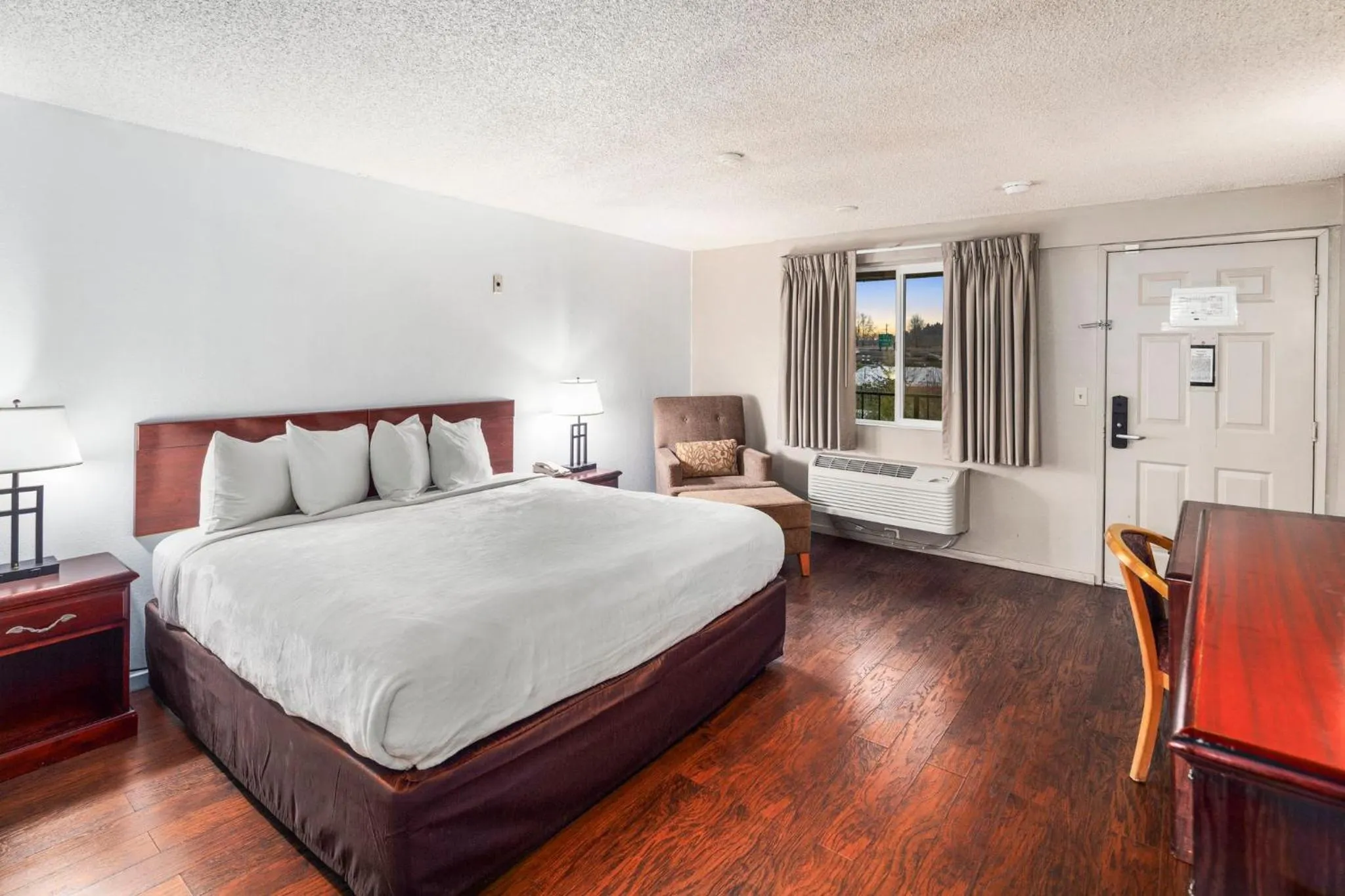 Bedroom, Bed in Inn at Lake Washington By OYO I-405