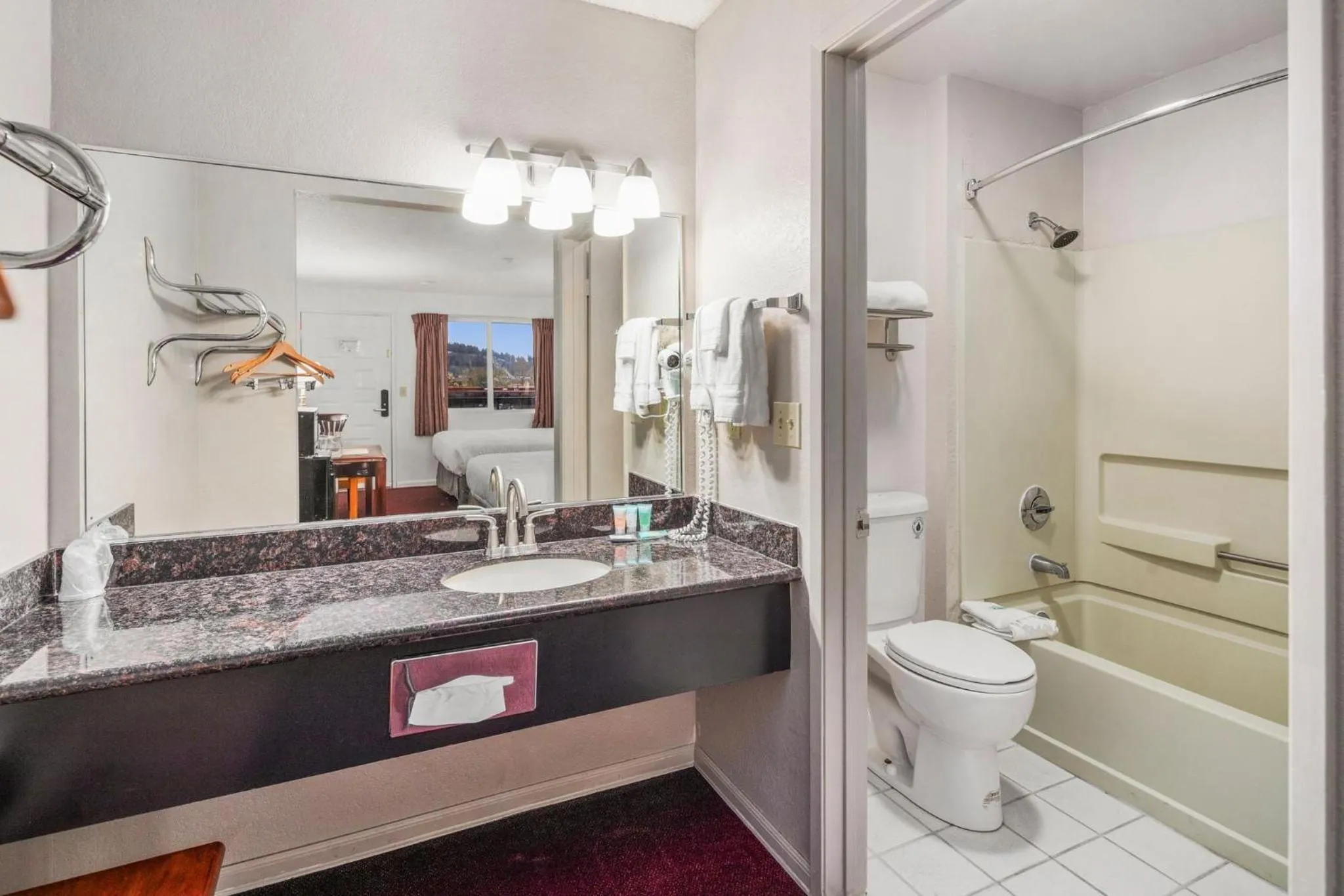 Bathroom in Inn at Lake Washington By OYO I-405