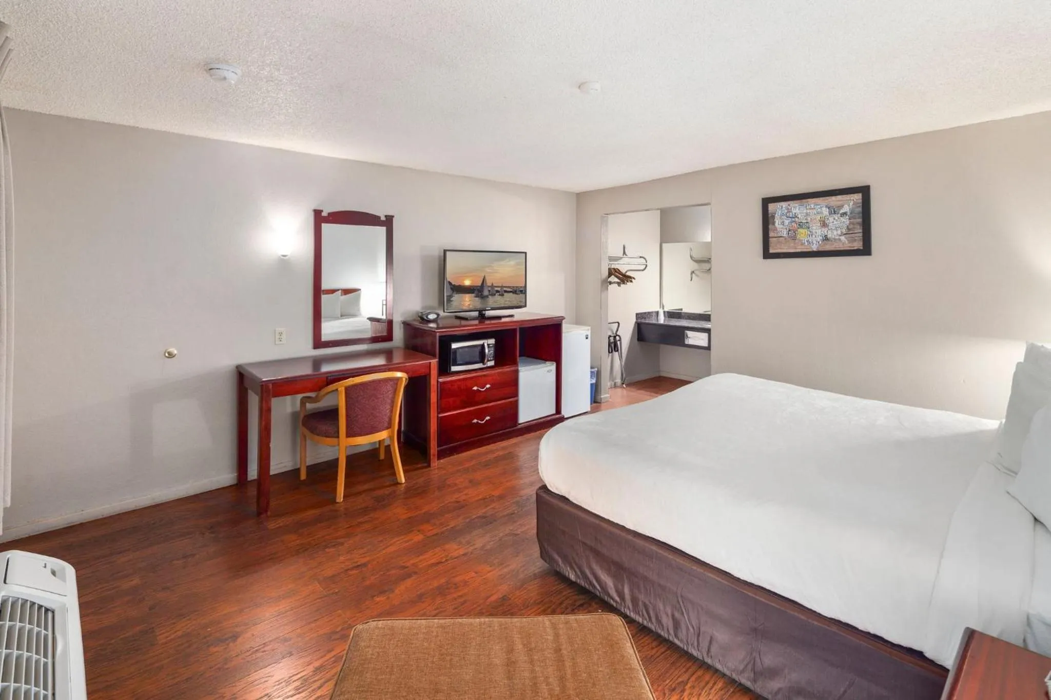 Bedroom, Bed in Inn at Lake Washington By OYO I-405