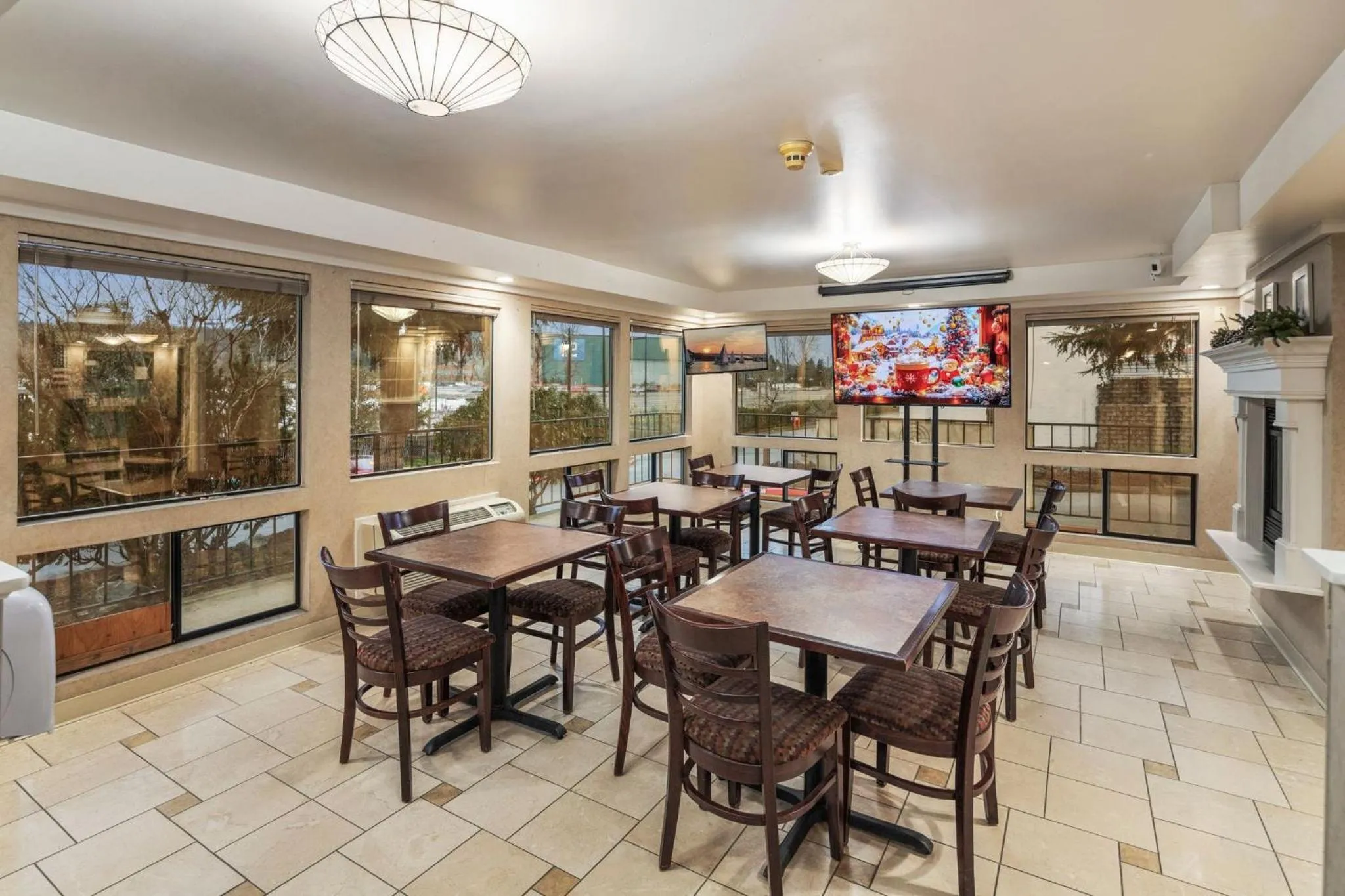 Dining area in Inn at Lake Washington By OYO I-405