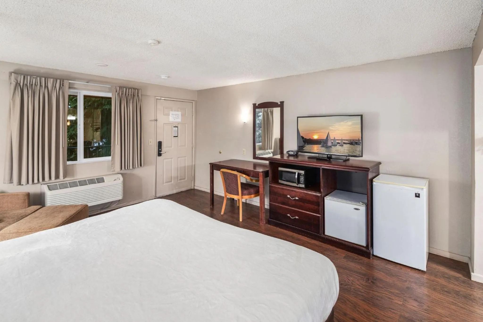 Bedroom, Bed in Inn at Lake Washington By OYO I-405