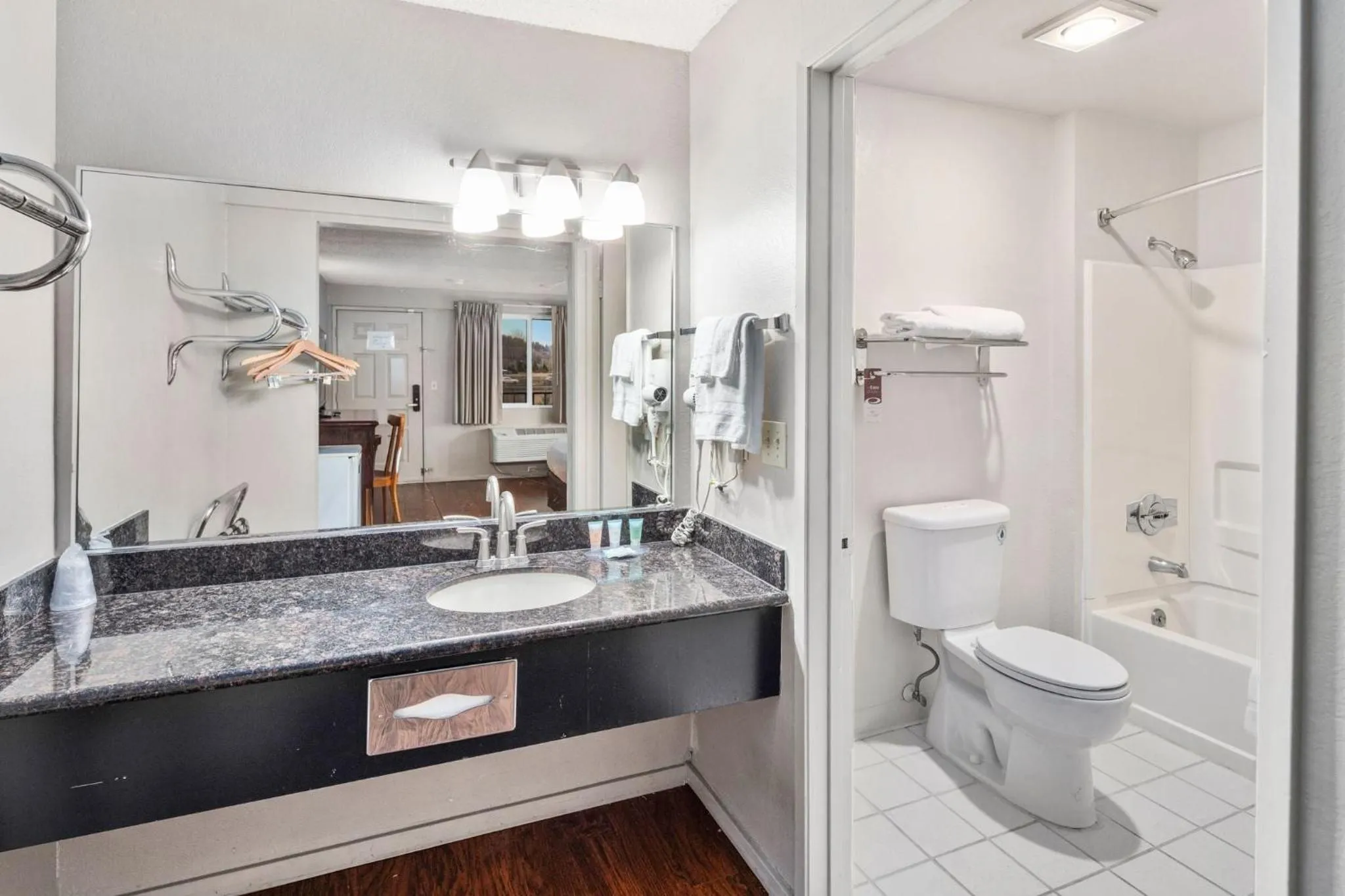 Bathroom in Inn at Lake Washington By OYO I-405