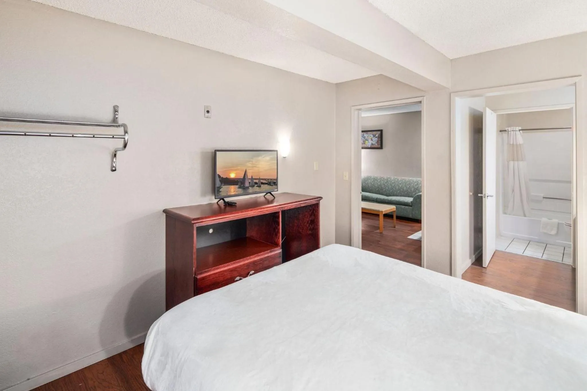 Bedroom, Bed in Inn at Lake Washington By OYO I-405