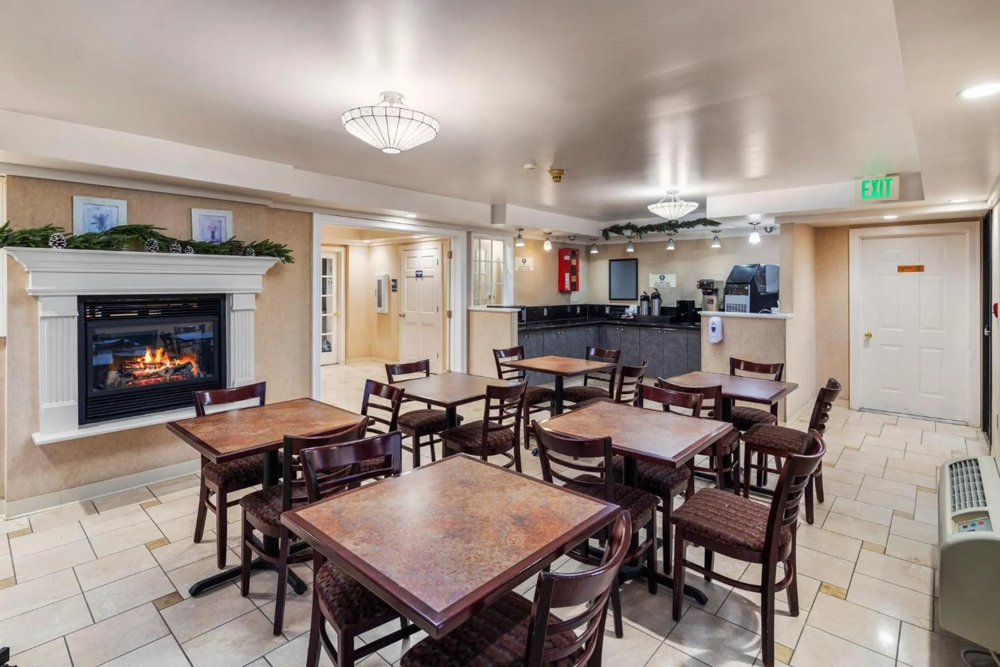 Dining area in Inn at Lake Washington By OYO I-405