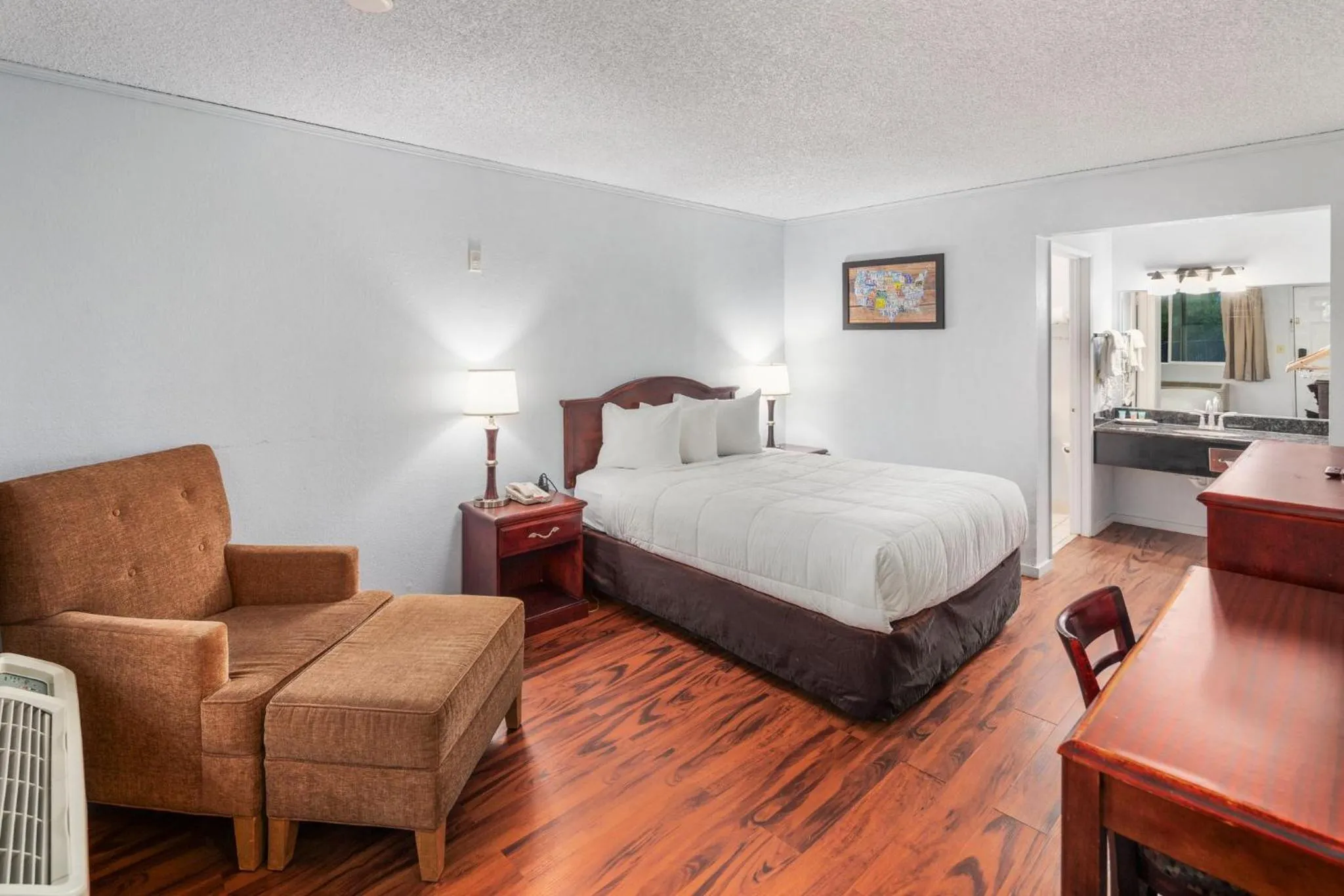 Bedroom, Bed in Inn at Lake Washington By OYO I-405