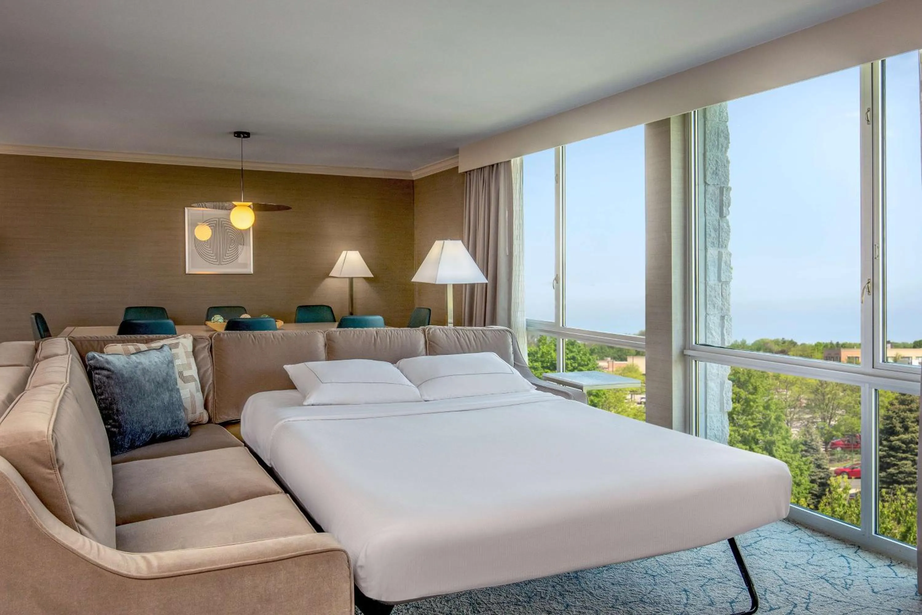 Living room, Bed in DoubleTree by Hilton Hotel and Conference Center Chicago North Shore