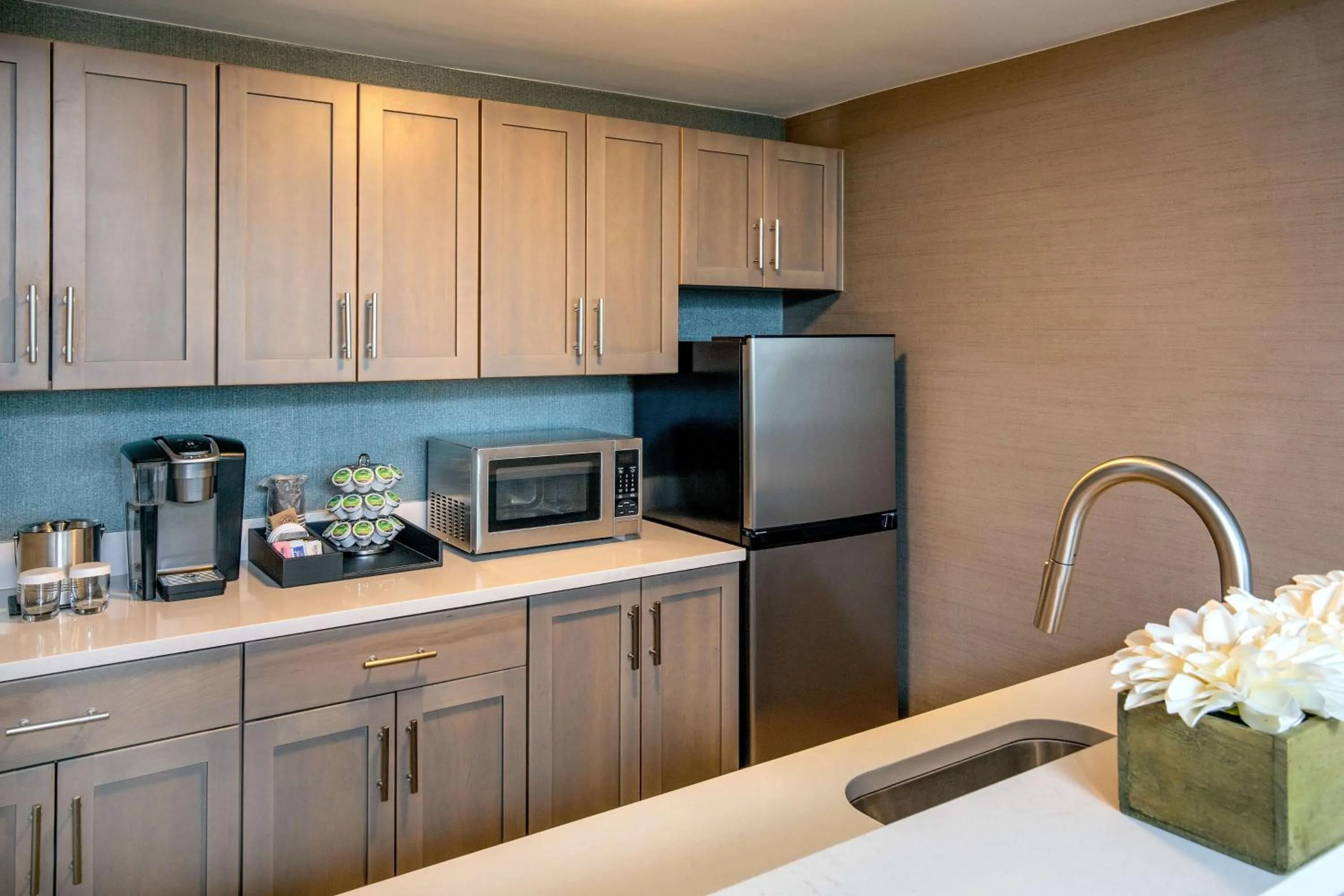 Kitchen or kitchenette in DoubleTree by Hilton Hotel and Conference Center Chicago North Shore