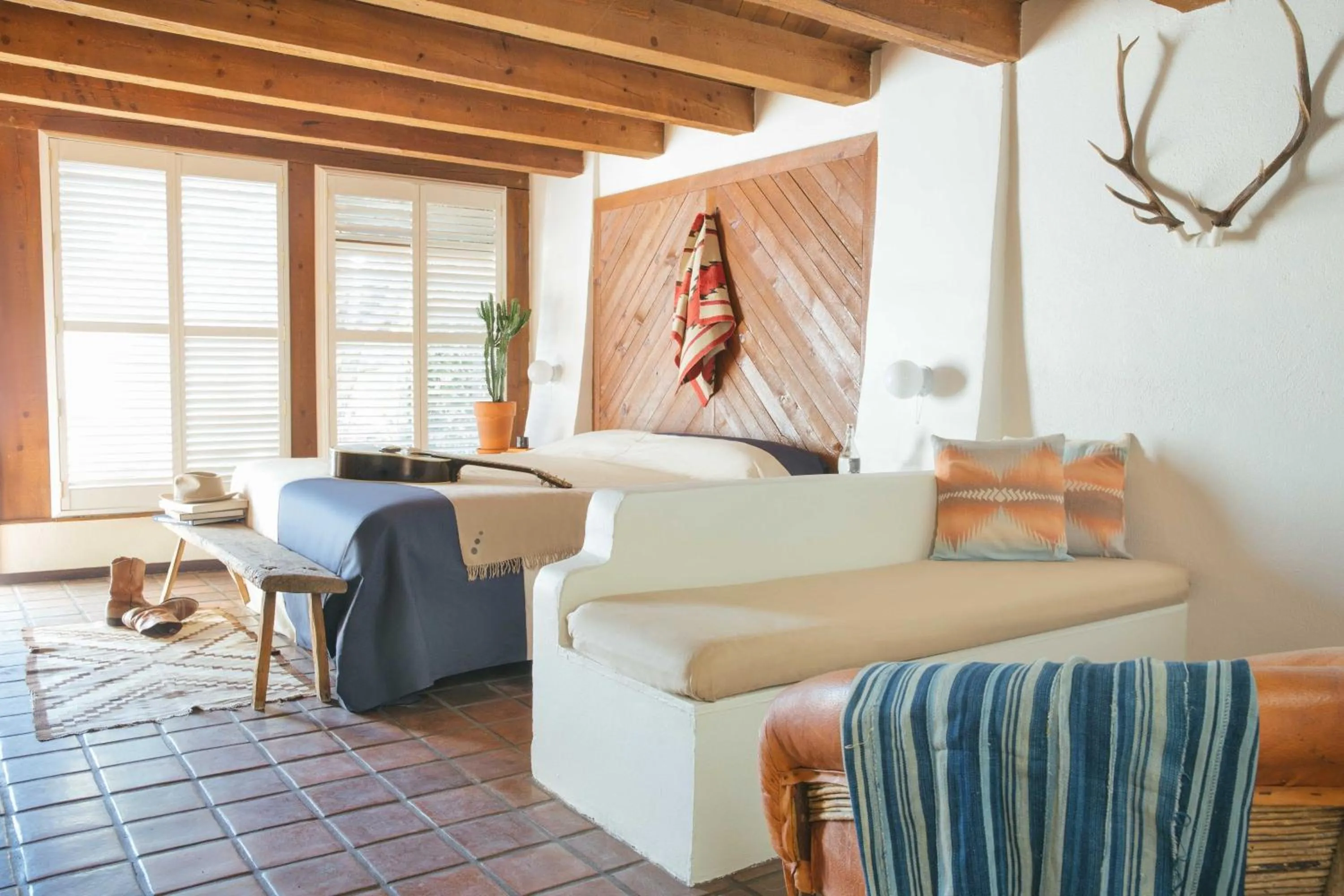 Living room in El Rey Court