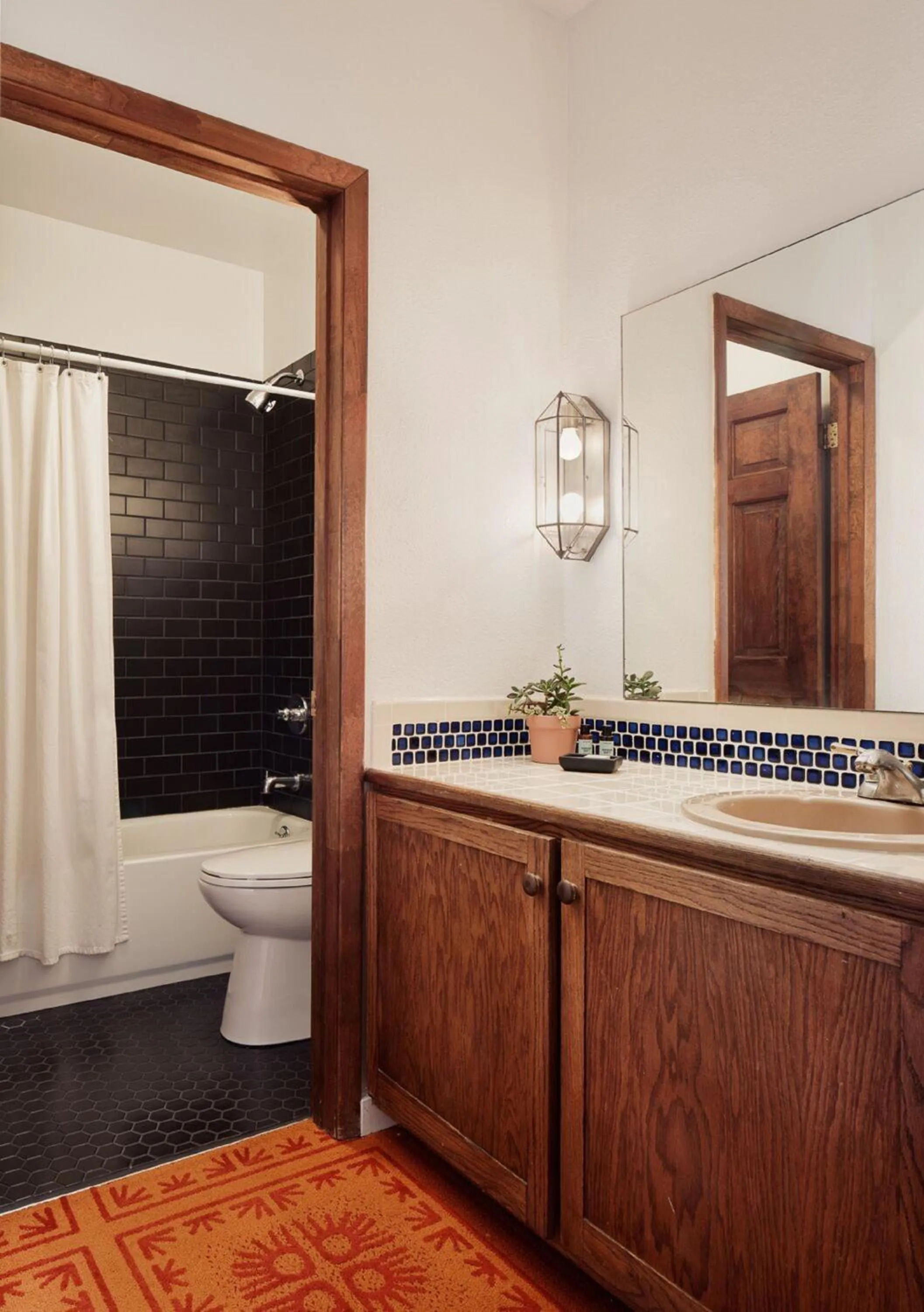 Bathroom in El Rey Court