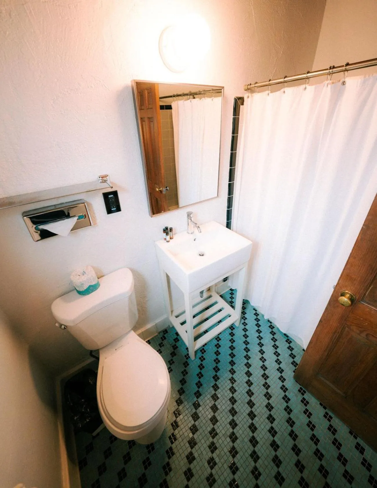 Bathroom in El Rey Court