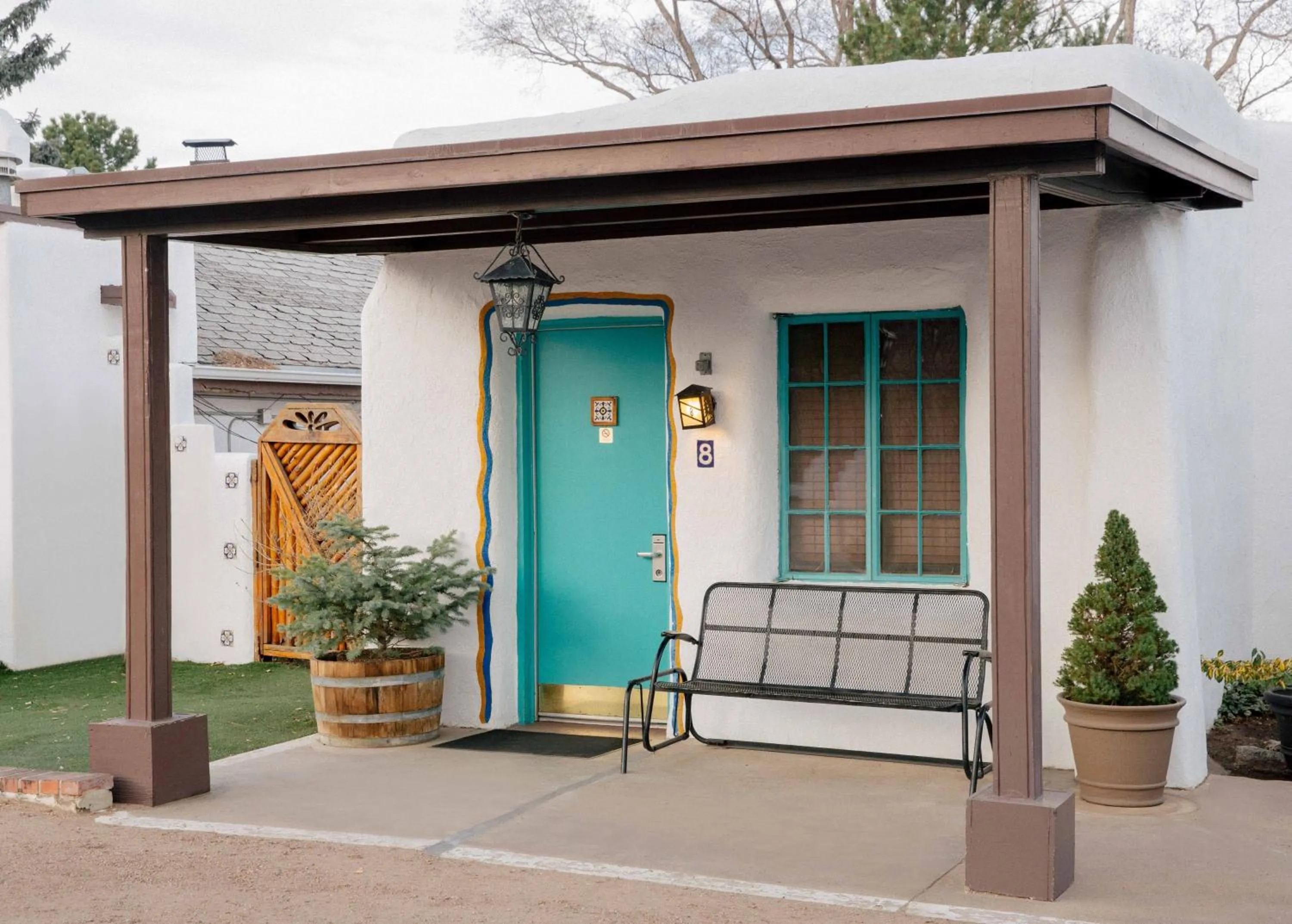 Property building in El Rey Court