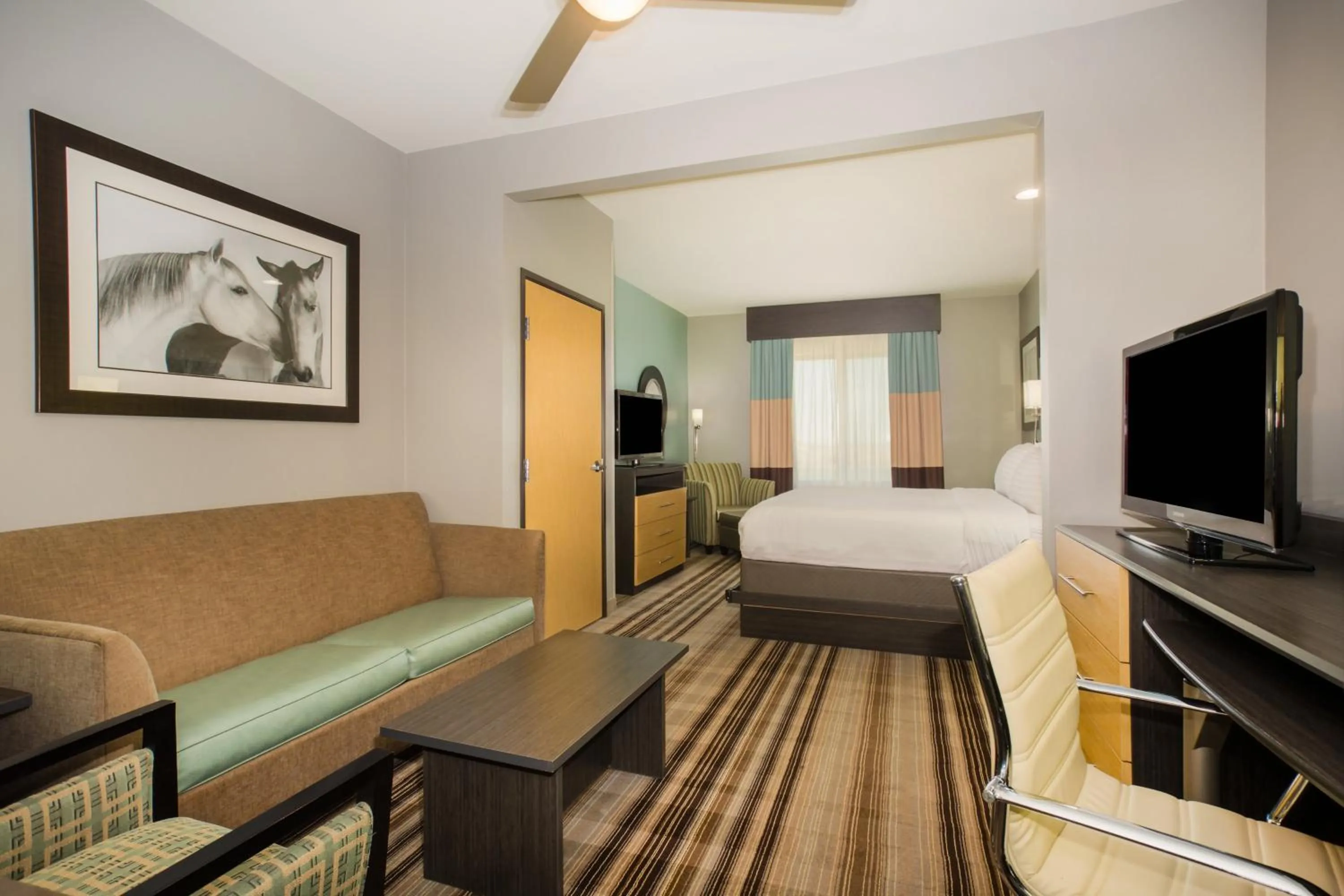 Photo of the whole room, Bed in Holiday Inn Express & Suites Amarillo West by IHG