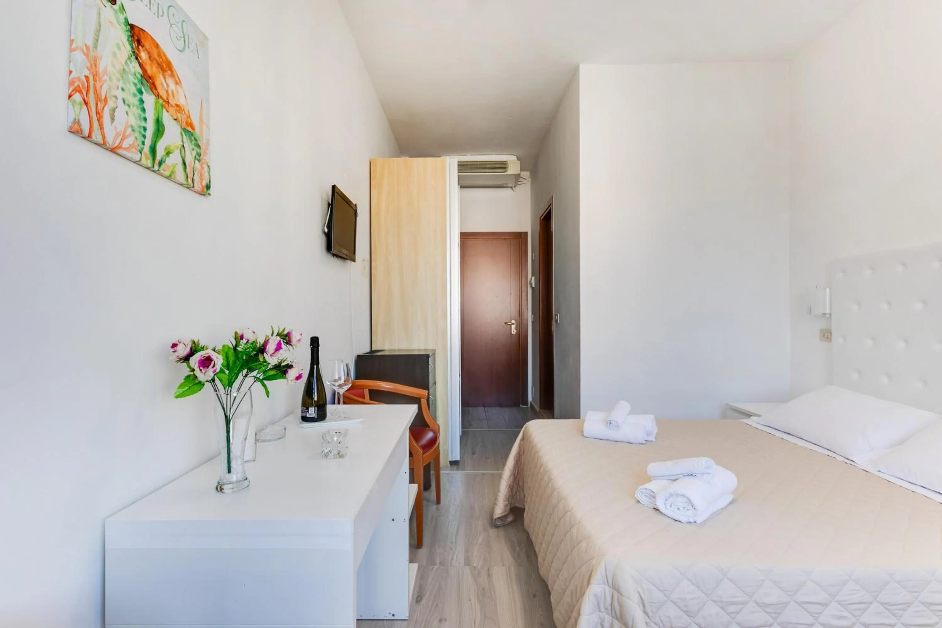 Bedroom, Bed in Hotel La Perla Rimini