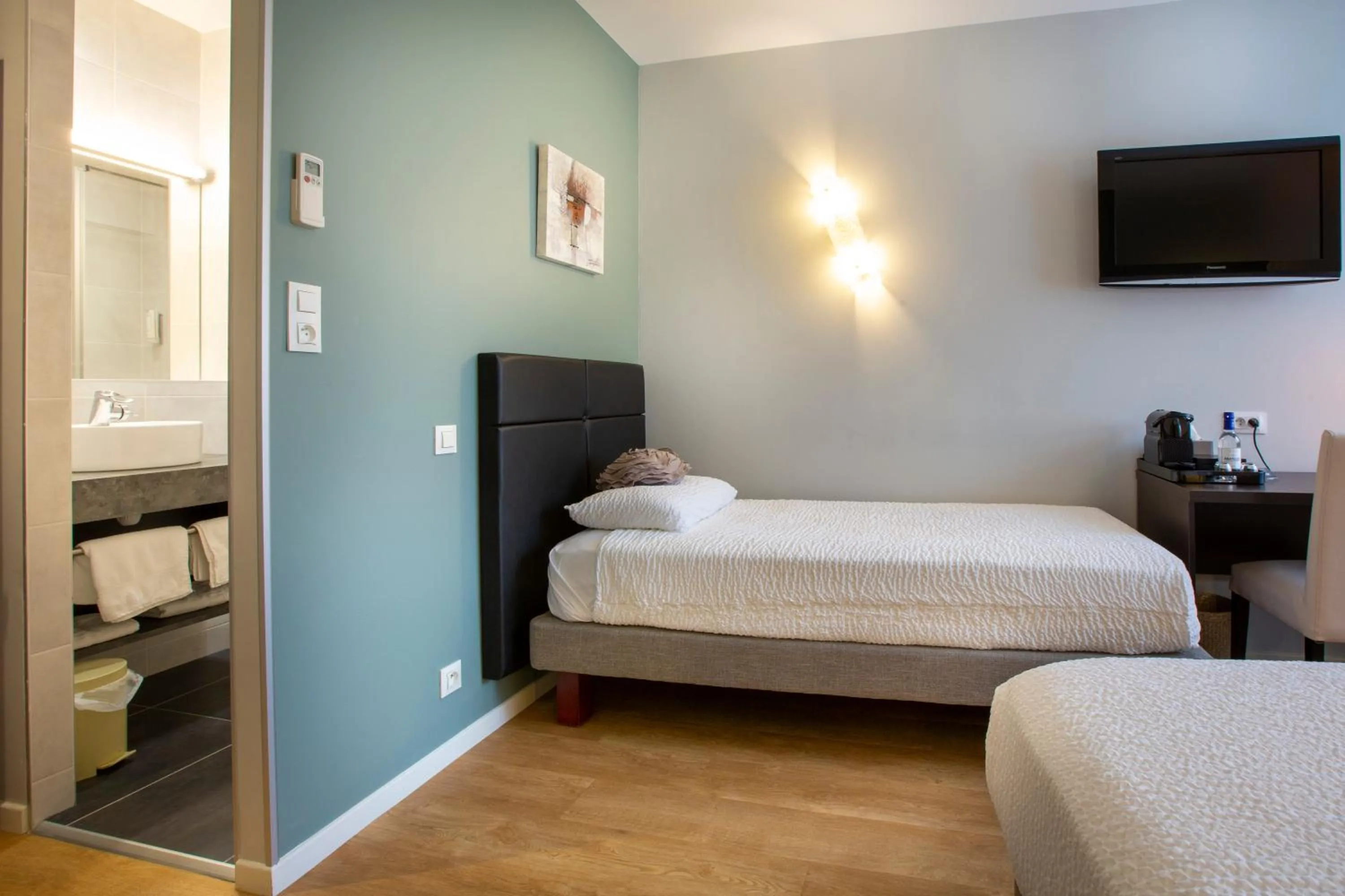 Bedroom, Bed in Logis Hotel - Restaurant - Spa - Le Relais de Farrou