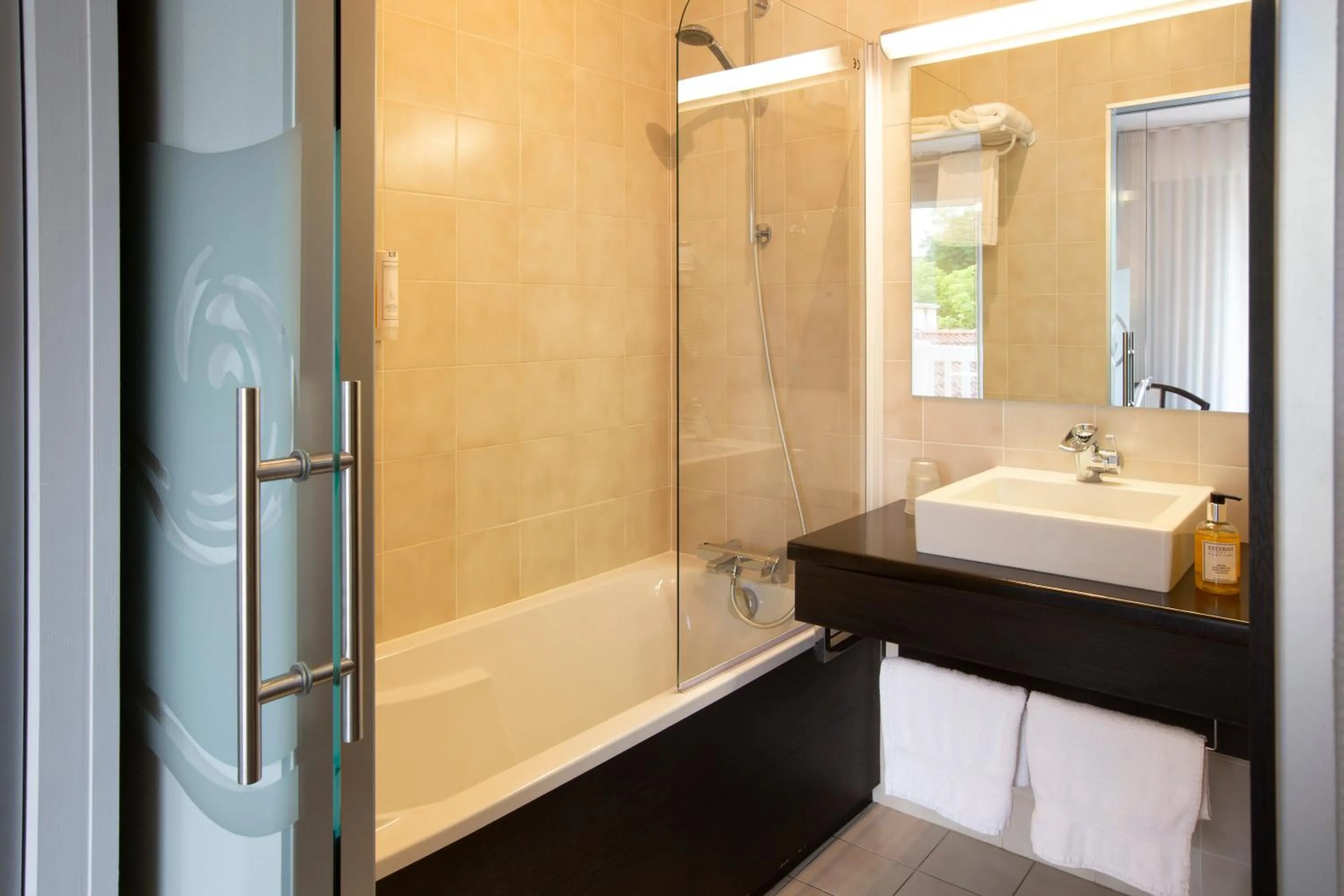 Bathroom in Logis Hotel - Restaurant - Spa - Le Relais de Farrou