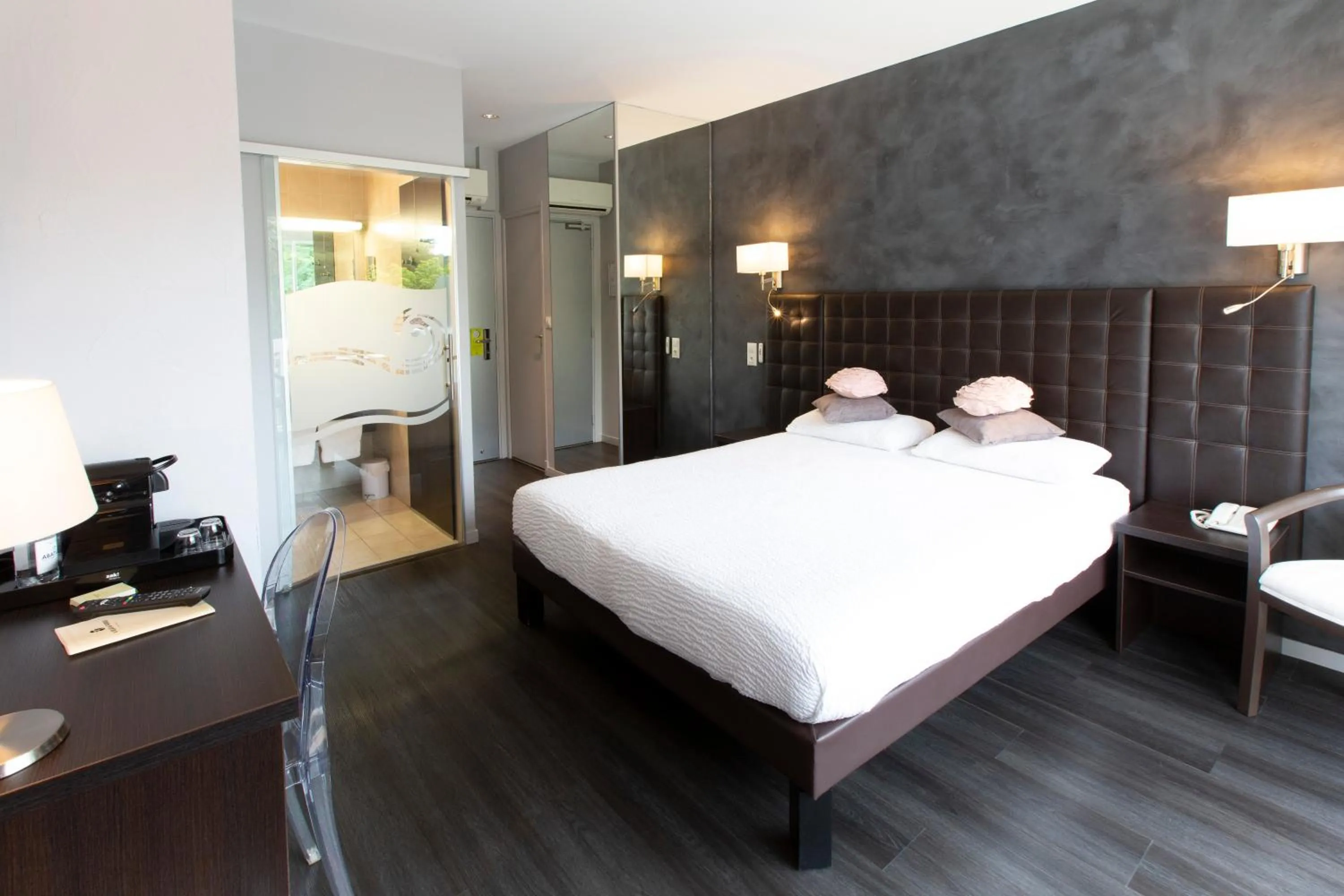 Bedroom, Bed in Logis Hotel - Restaurant - Spa - Le Relais de Farrou