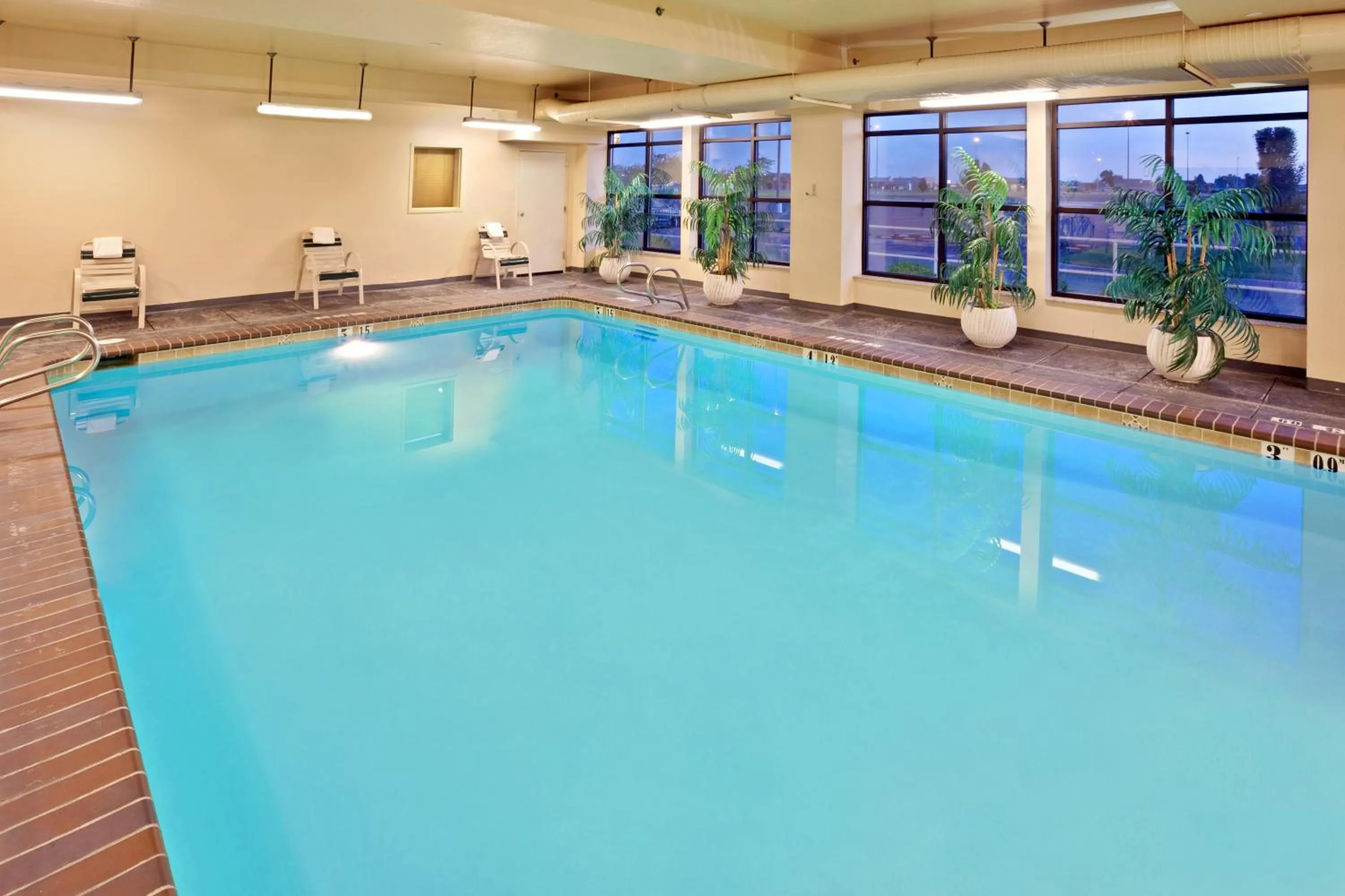 Swimming pool in Holiday Inn Express Hotel & Suites Pasco-TriCities by IHG