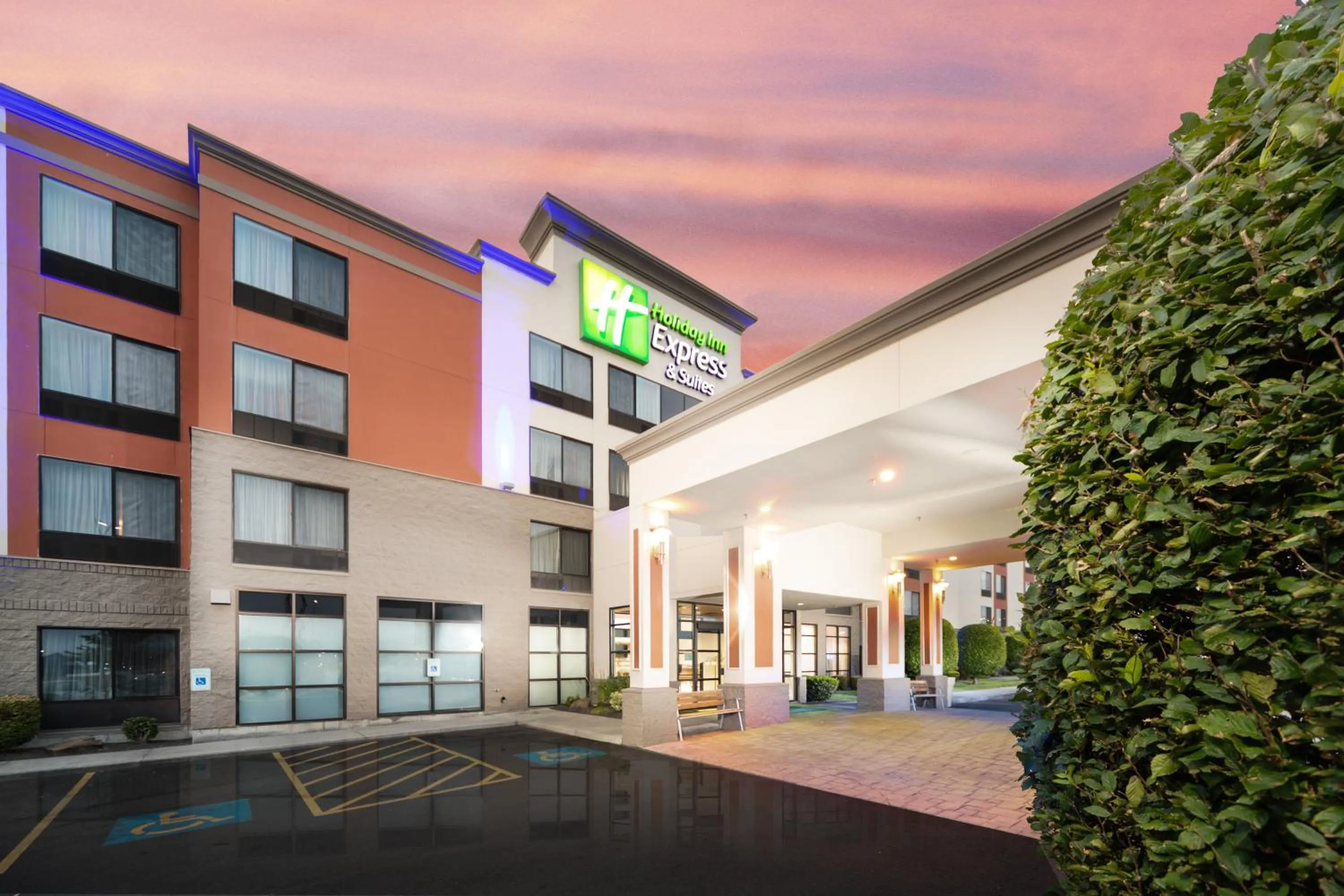 Property building in Holiday Inn Express Hotel & Suites Pasco-TriCities by IHG